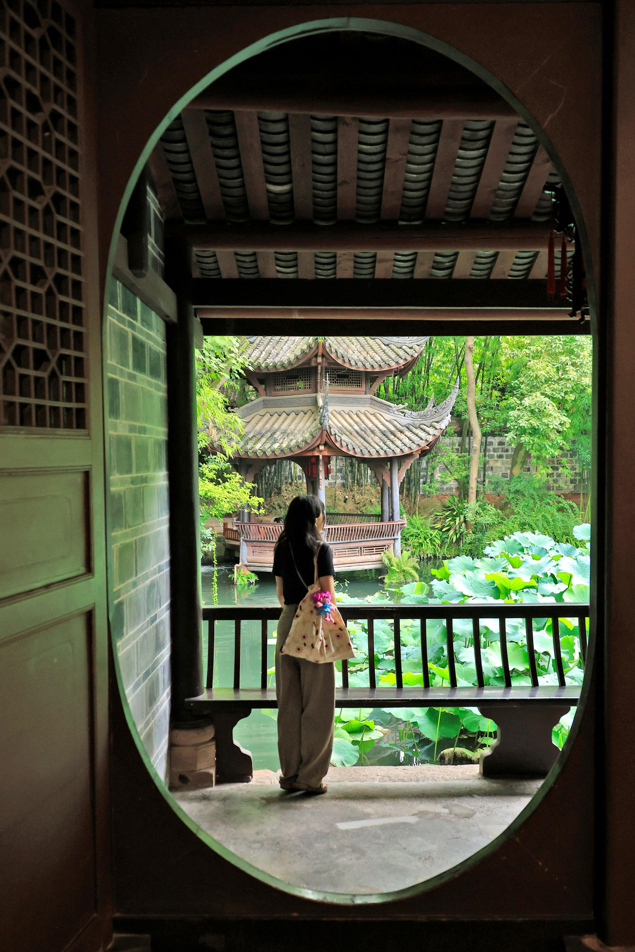 而東西廂房外建有荷花池塘