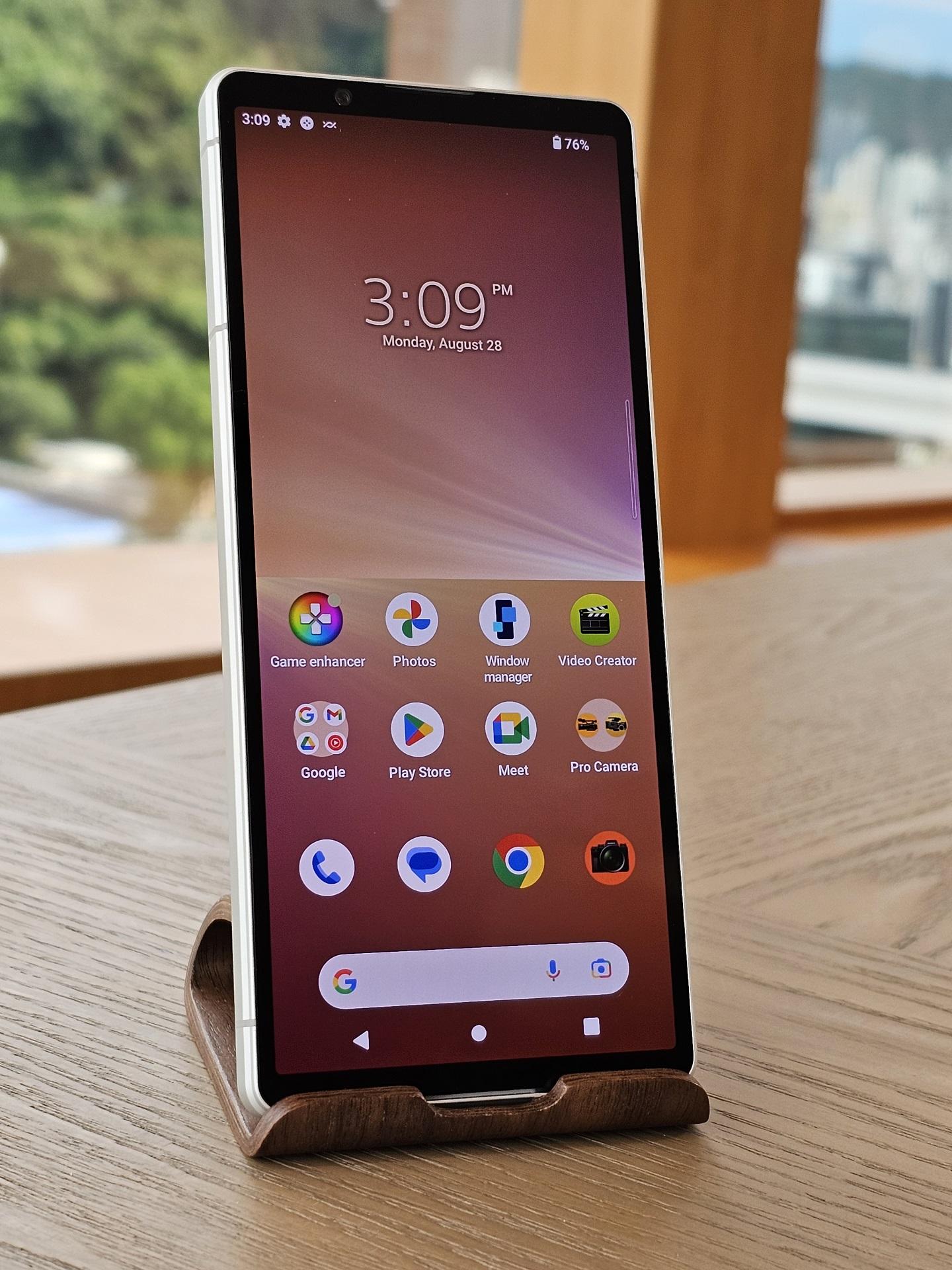 6.1吋21:9比例OLED挖孔屏。