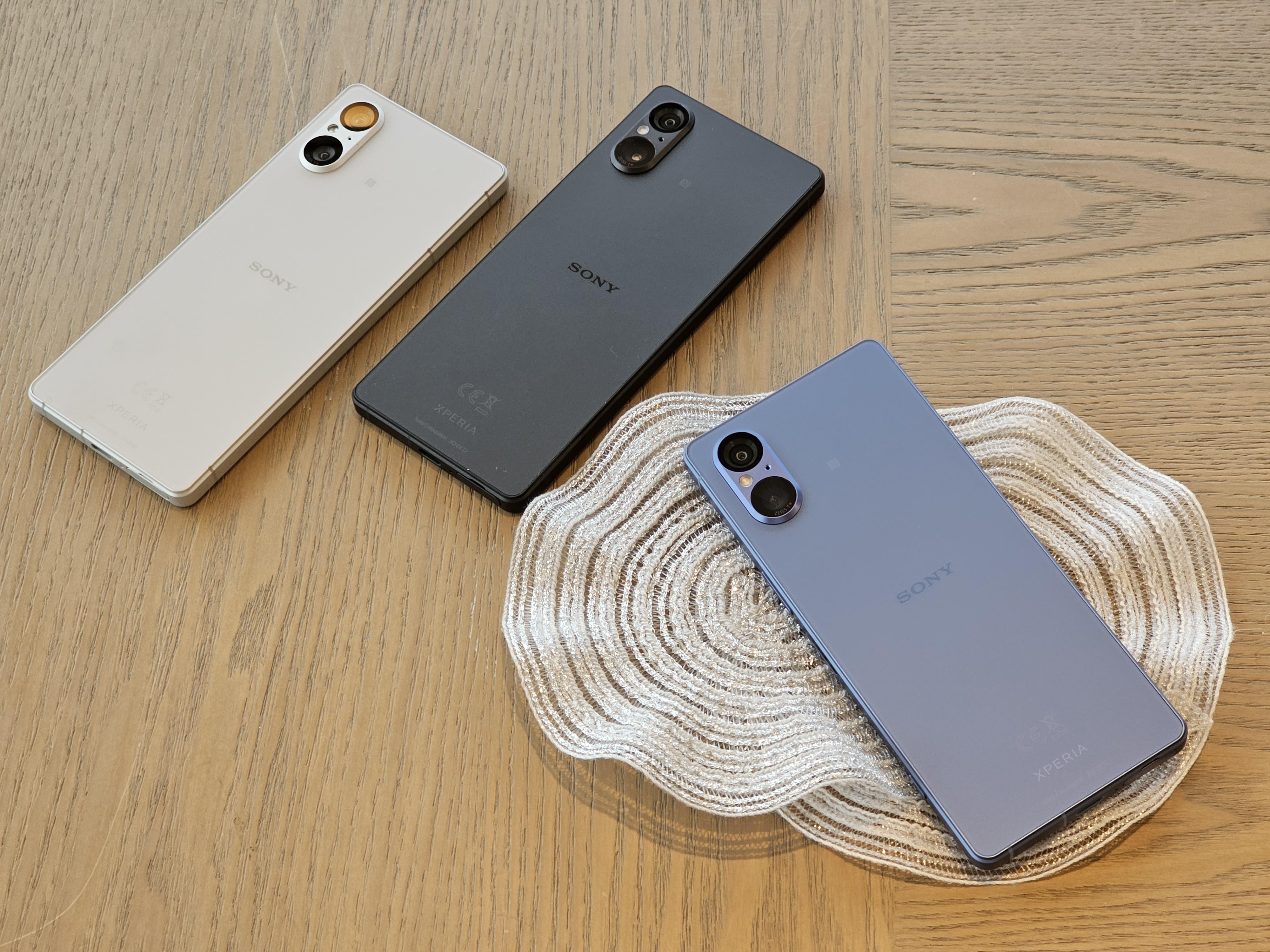 全系列備有黑、白、藍3色選擇。