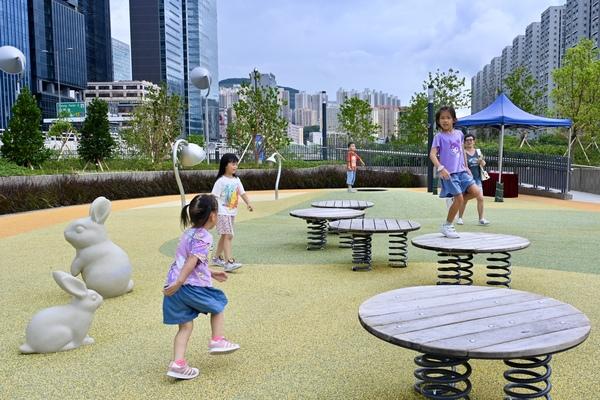 渠務署泵房上建公園 甯漢豪:項目體現一地多用 提供意想不到休憩空間 (政府新聞網圖片)