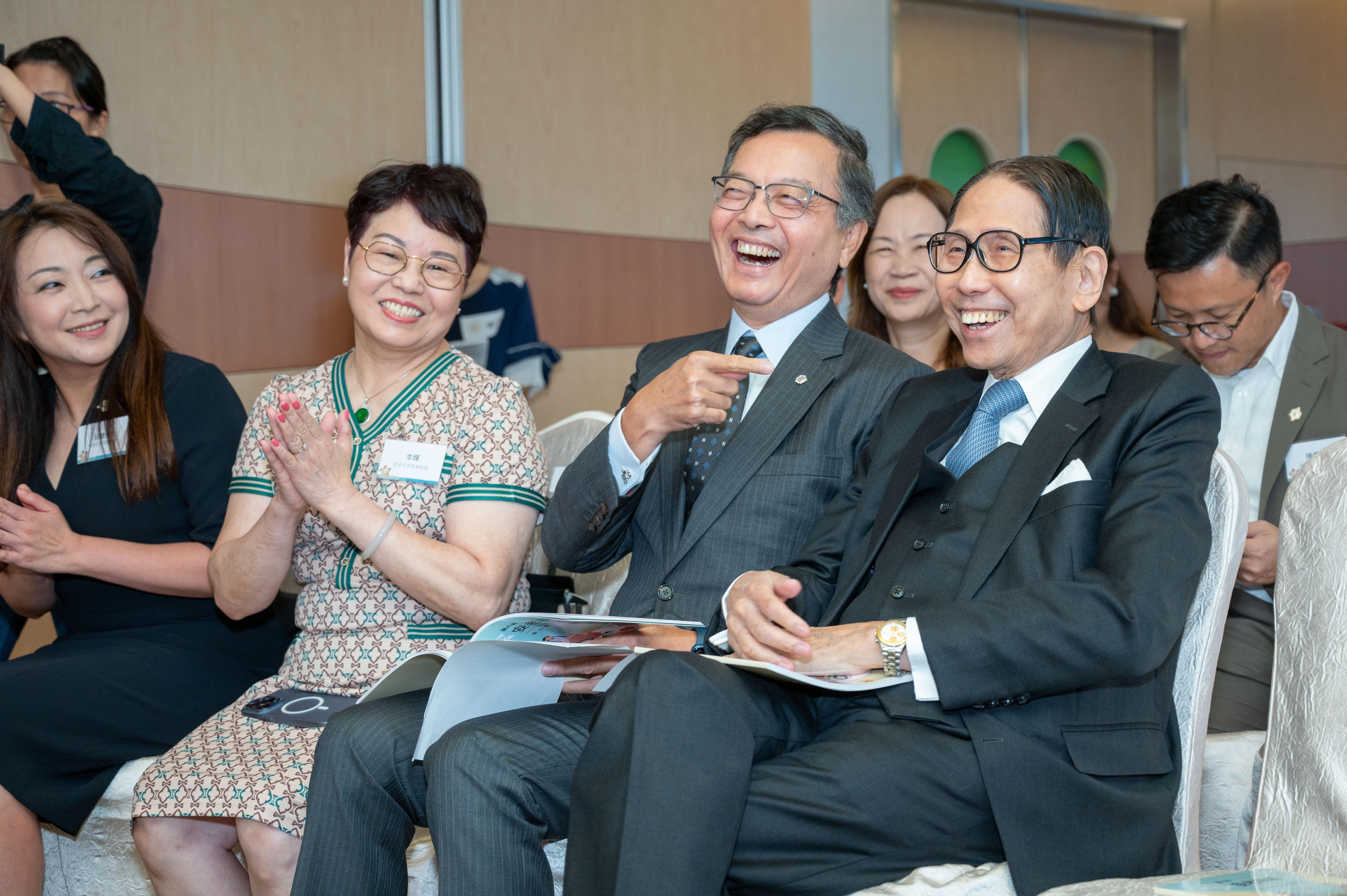 左起:香港安老服務協會前主席李輝女士、行政會議成員林正財醫生、安老事務委員會前主席梁智鴻醫生