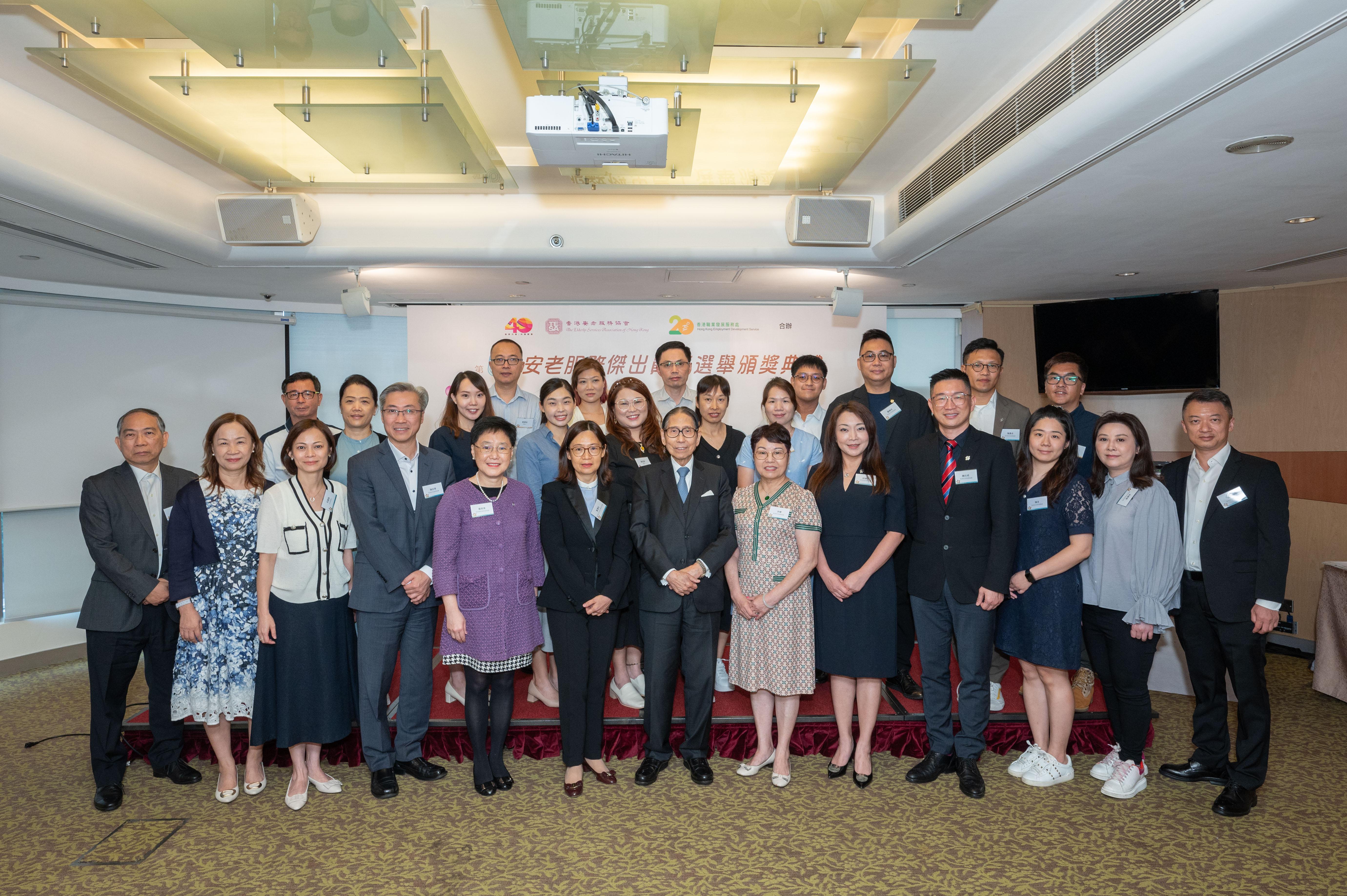 第六屆安老服務傑出員工選舉頒獎典禮今日完滿舉行,各嘉賓及得獎者大合照