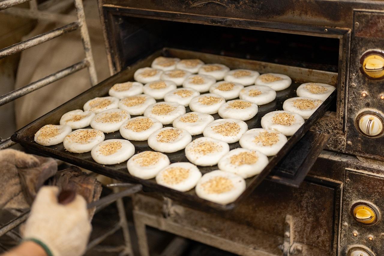 William指餅店所用的傳統爐具無溫度計,亦無計時器,全憑經驗控制,笑言自己目前成功率高達99%。