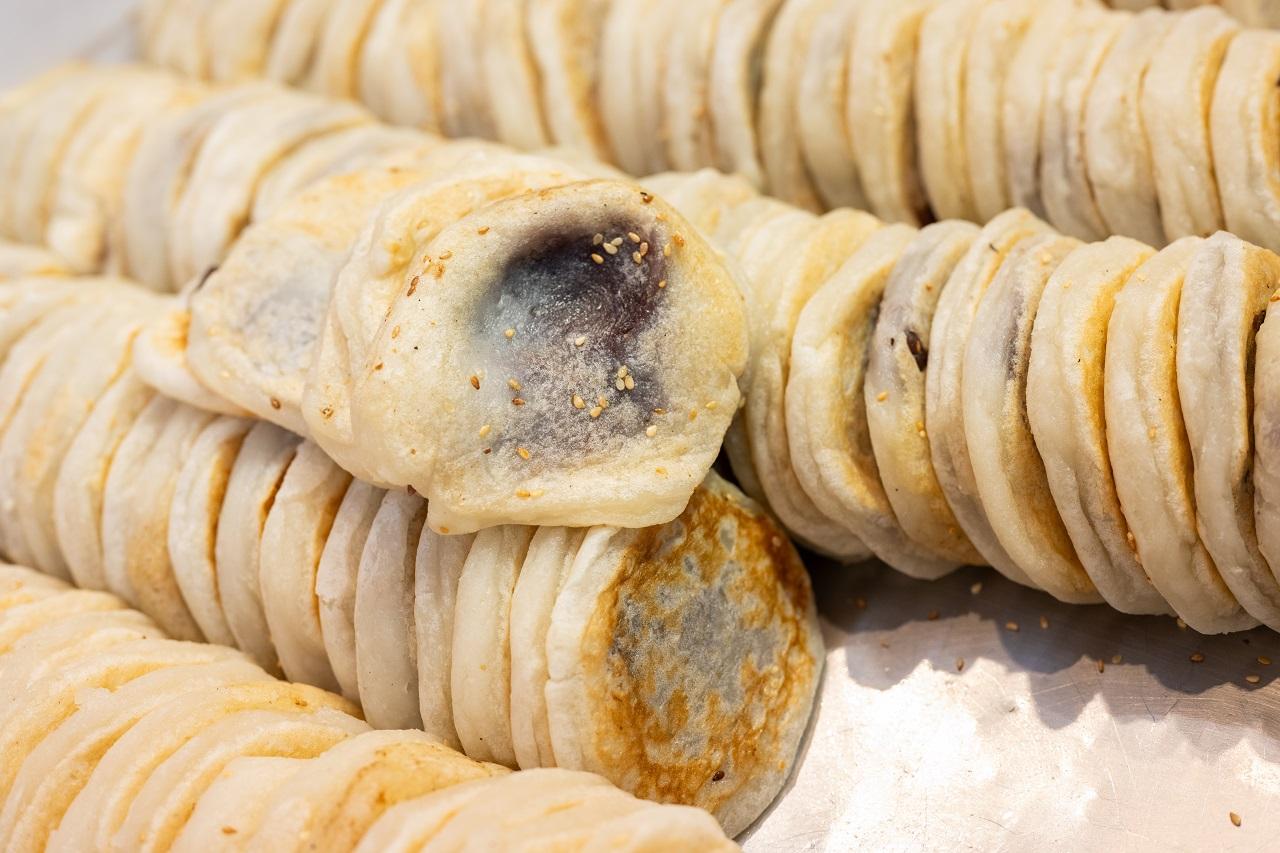 由開粉、搓麵糰、包餡、焗製到出爐,全程控制在一小時內完成,每次可做20至30盤。