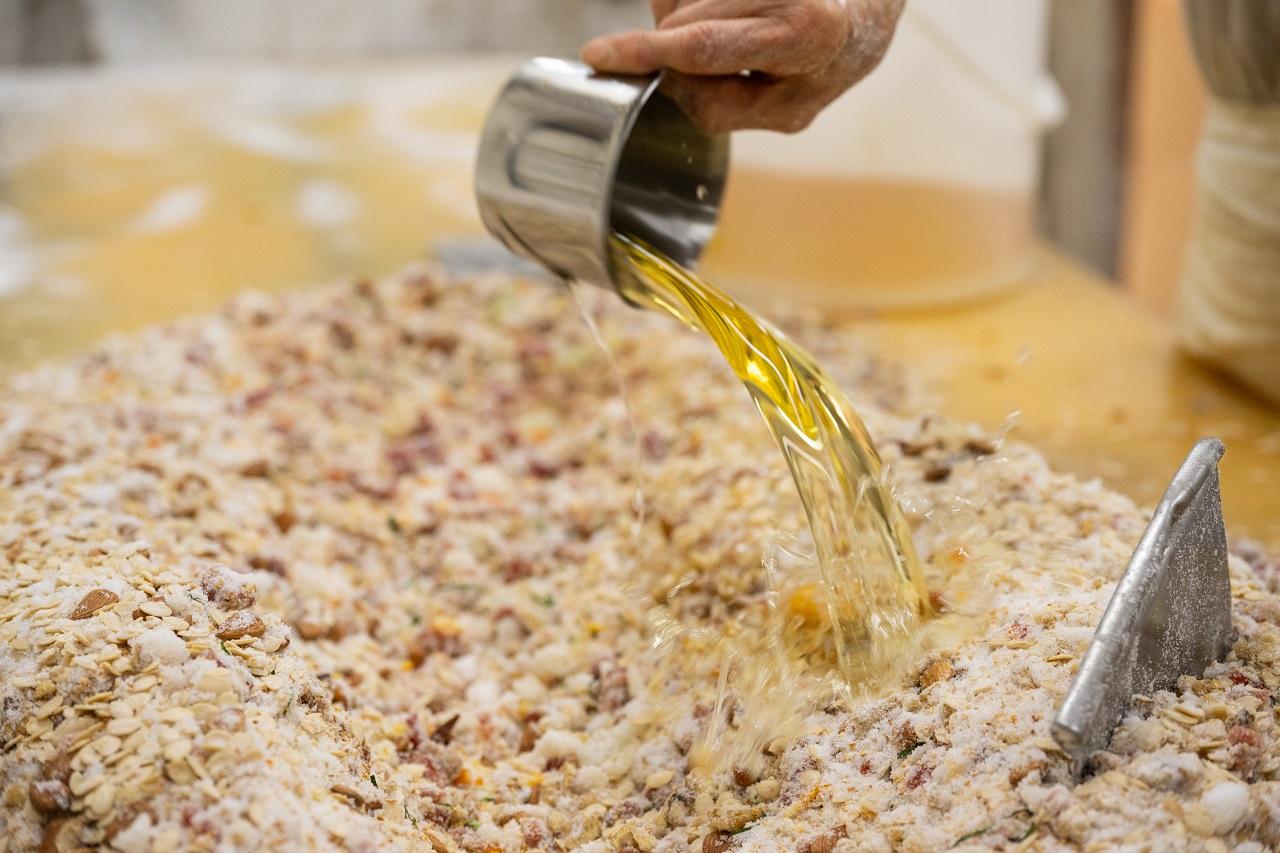 餡料由杏仁、合桃、白瓜子、芝麻、糖、冬瓜、桔餅、臘腸及叉燒等組成,倒駱駝嘜花生特級食油增加油香。