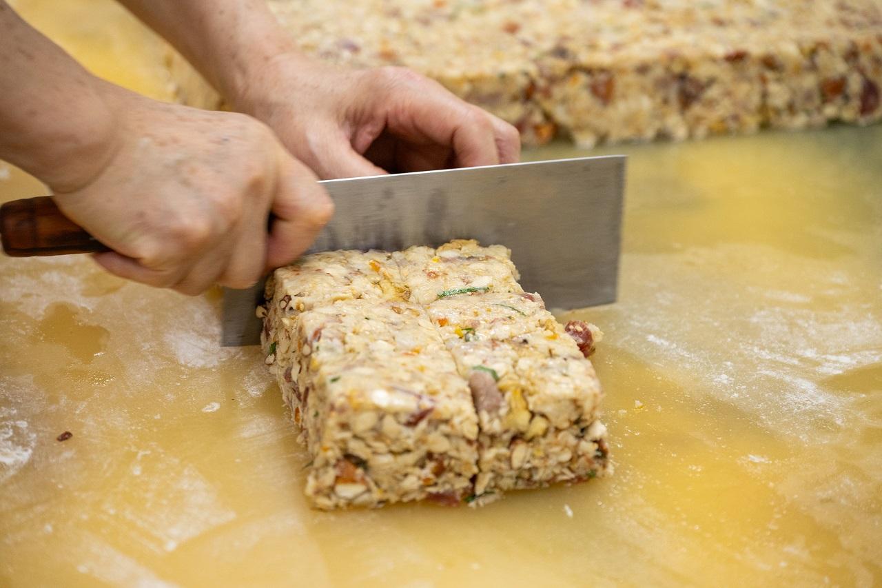 餡料拌勻,置於盤中壓平後再取出分成等份,有助增加餡料黏合度,更快塑形。