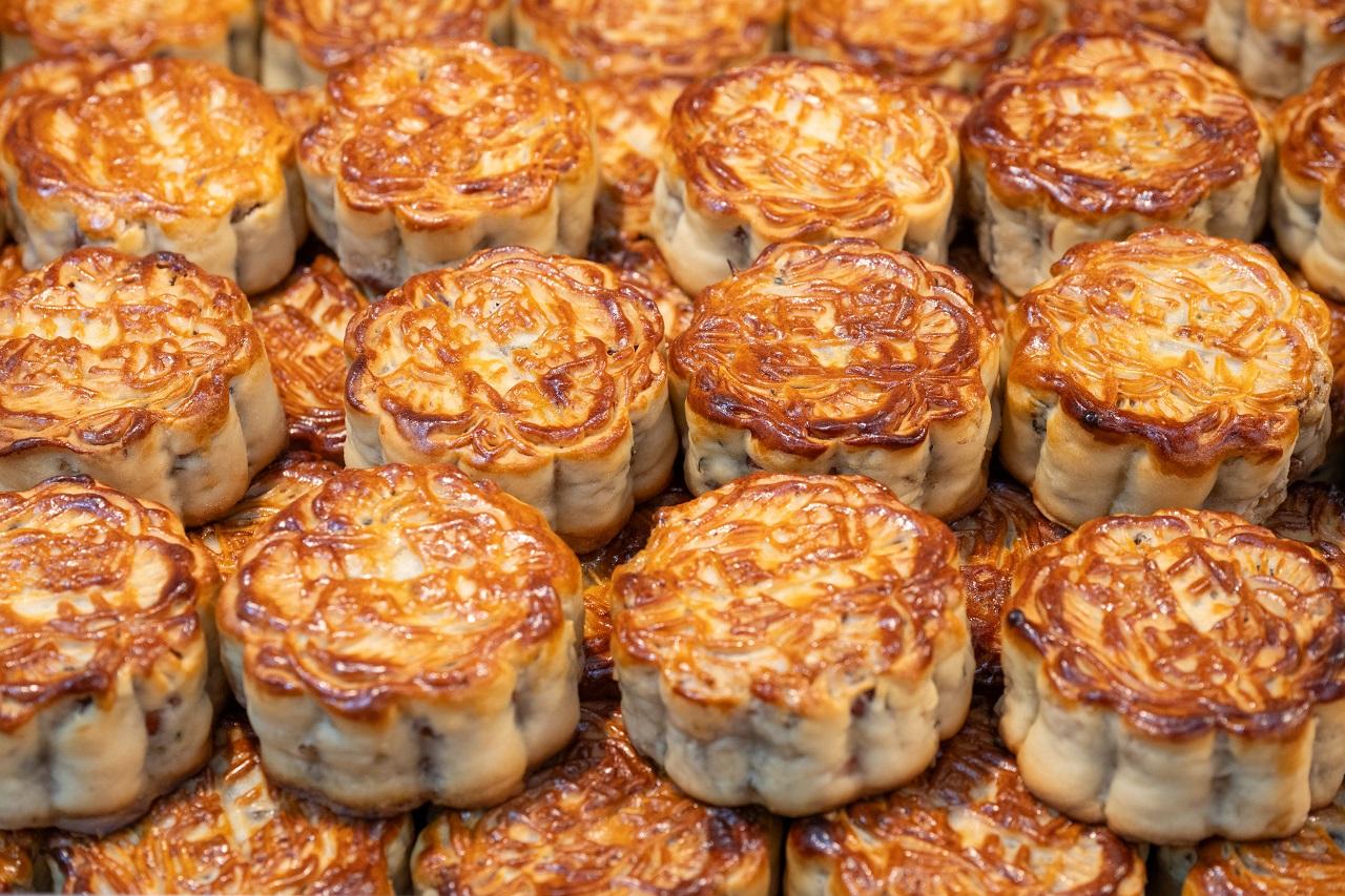 奇趣餅家有多達9款手工月餅,當中最受歡迎的是「金腿伍仁月餅」。