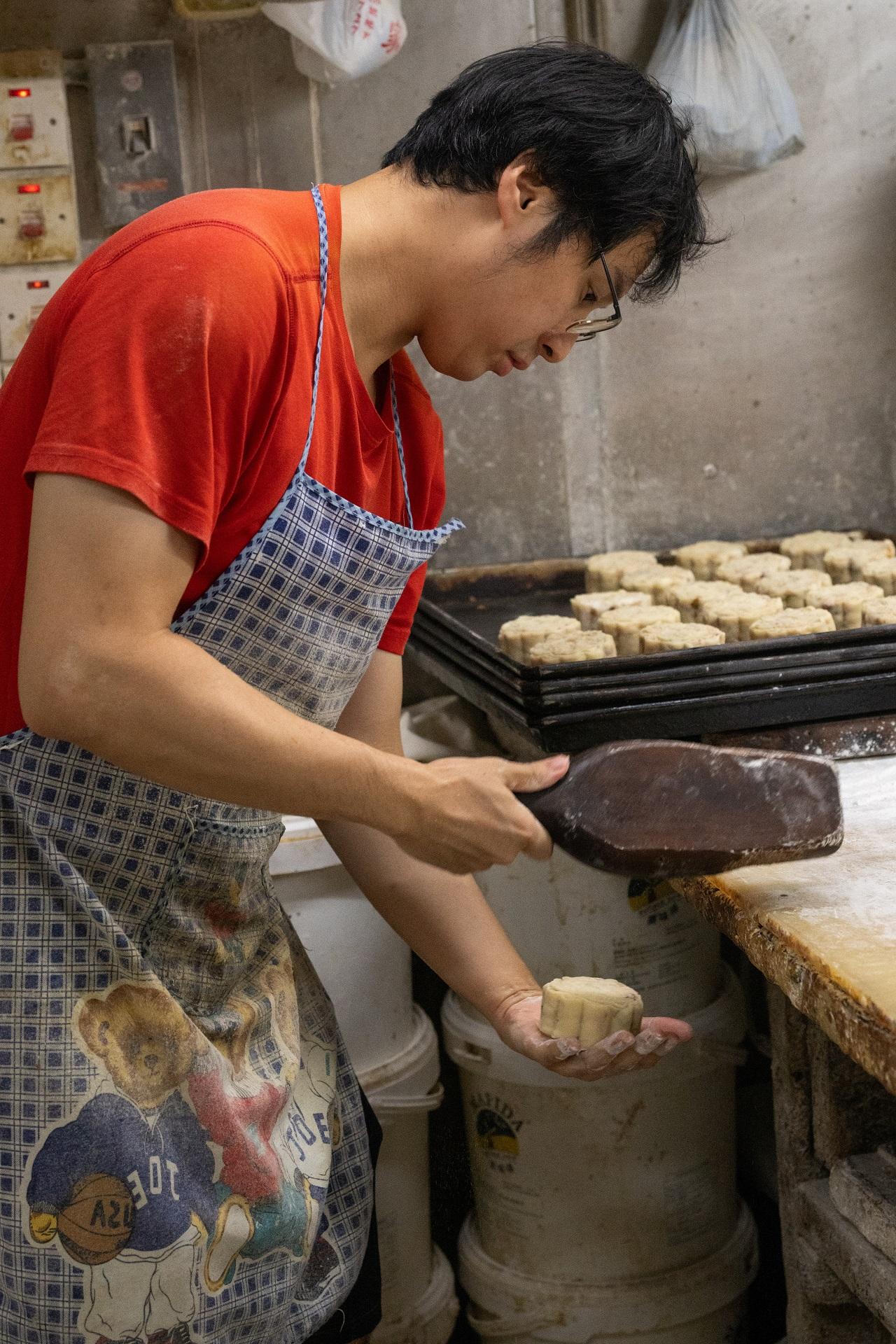 沿用傳統木製月餅模具,逐個人手壓模。