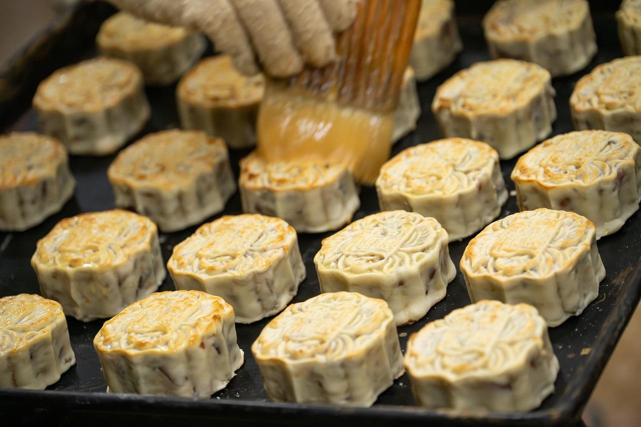 分次掃上全蛋漿,月餅出爐才能有金黃色澤。