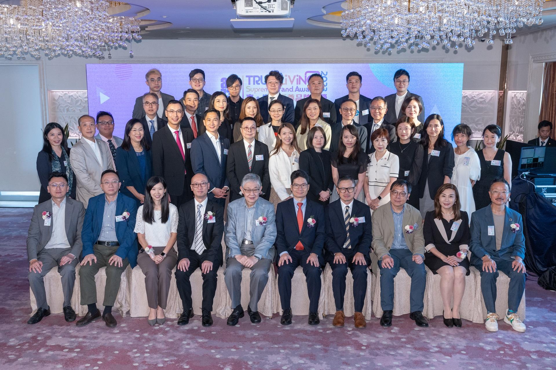 一眾獲獎企業在頒獎禮前跟全體主禮嘉賓合照。