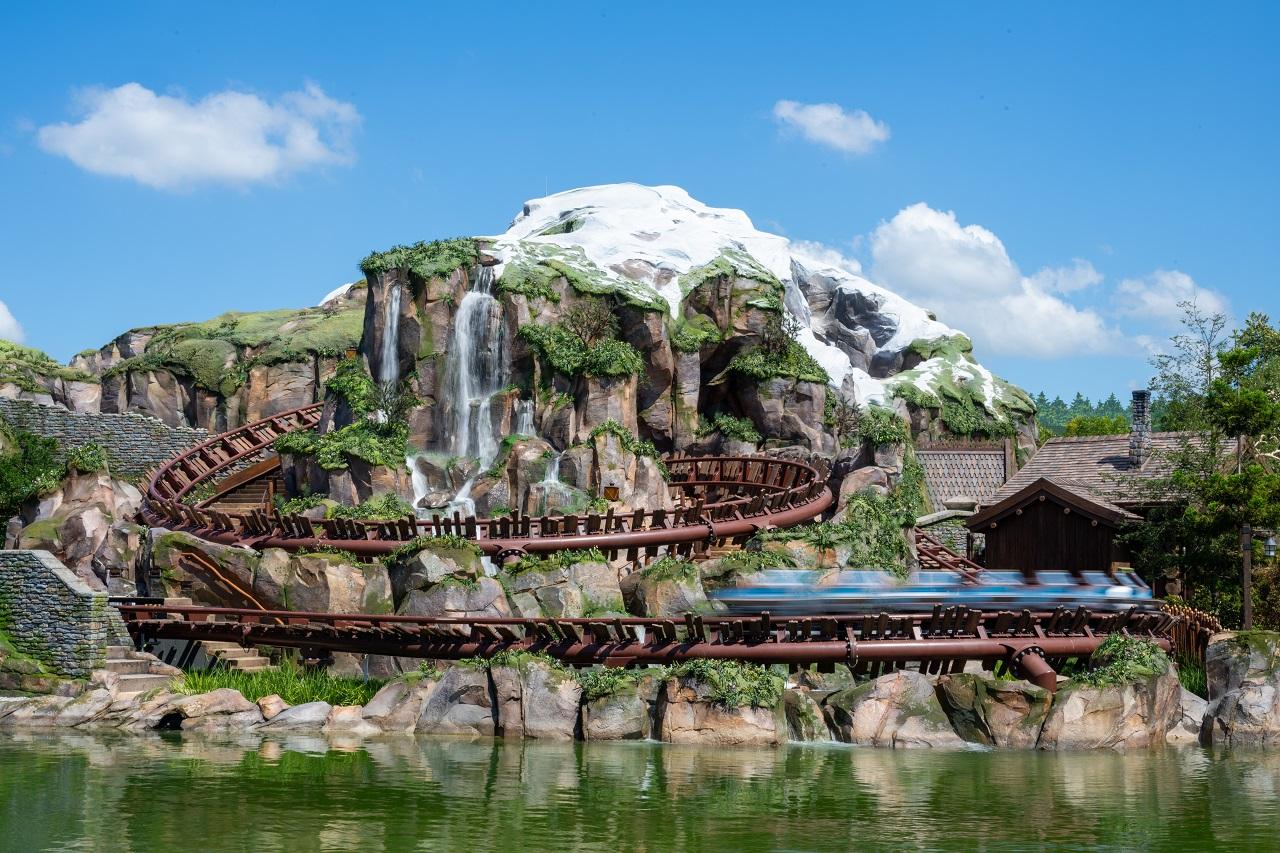 遊客在夏雪節內可登上過山車「雪嶺滑雪橇」(陳奕釗攝)