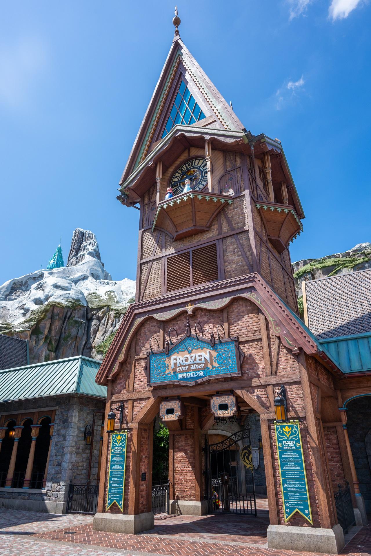 小鎮鐘樓外觀看似是木材及磚塊組合而成,實際是用了玻璃纖維強化的石屎取代木材。(陳奕釗攝)