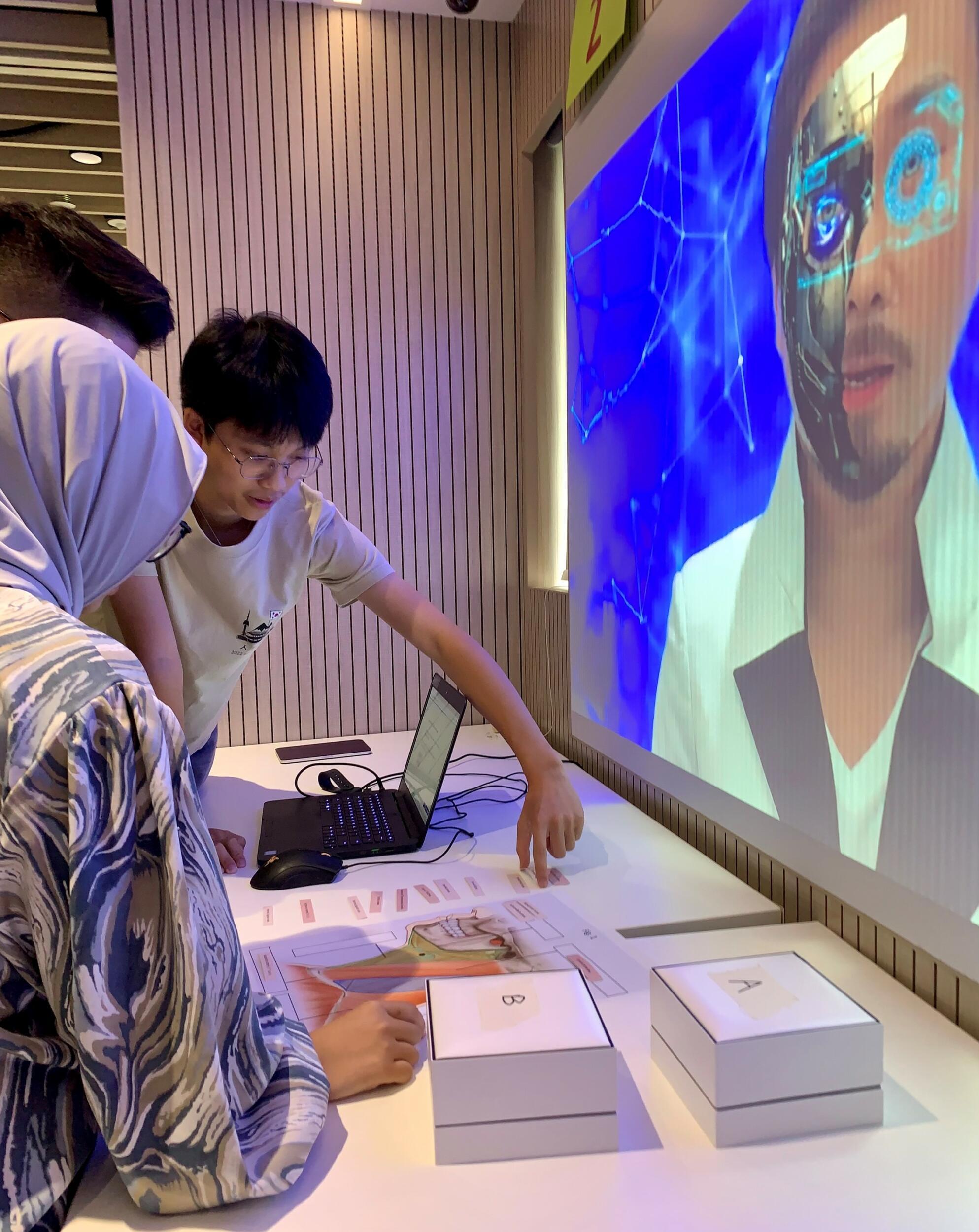 中大醫學院推出「人工智能醫學教育」計劃,包括利用內部研發的教學聊天機械人,以臨床案例引導學生學習。聊天機械人讓學生可按各自的進度及步伐學習,其視聽工具亦讓學生獲得更佳的學習經驗。(中大網頁截圖)