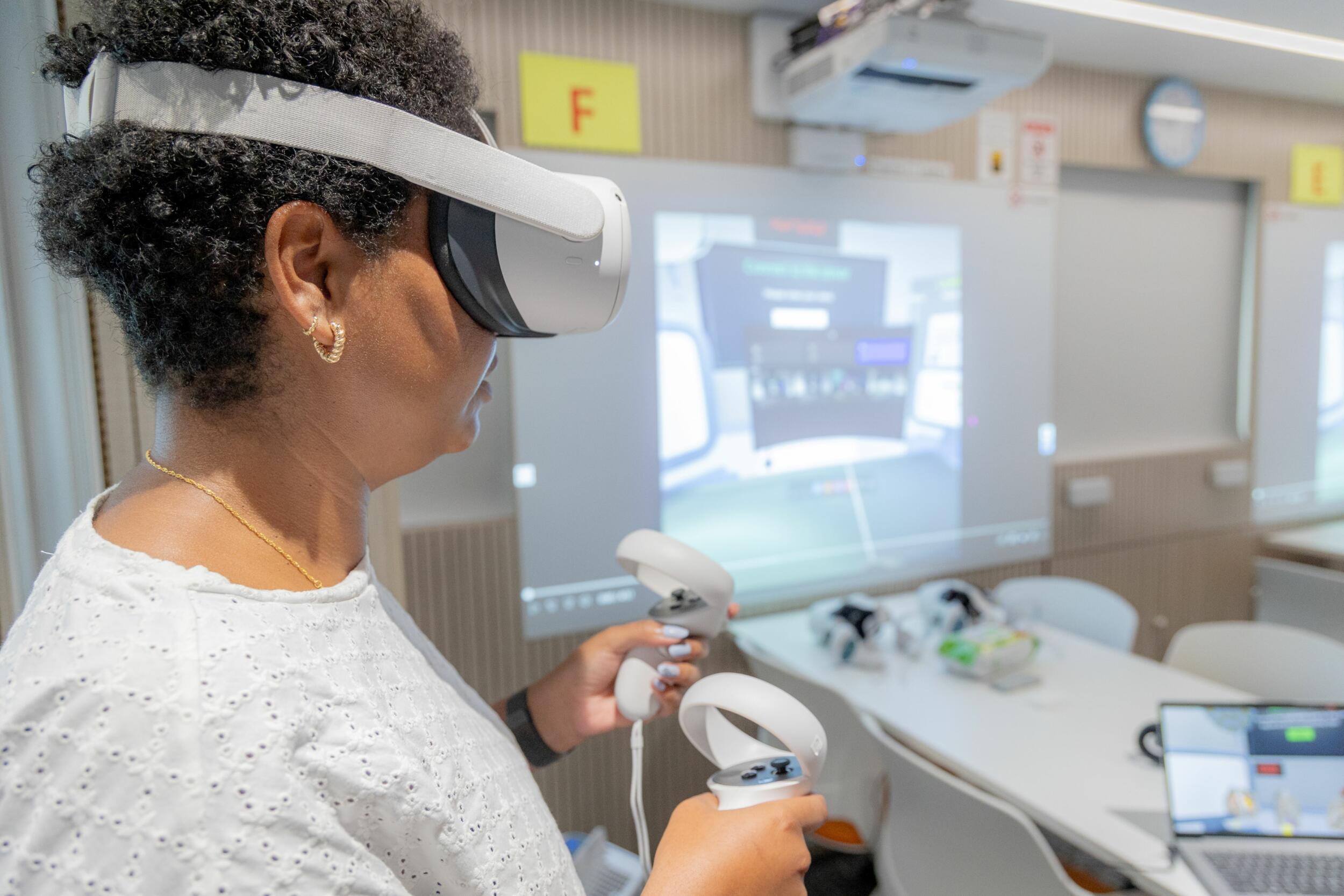 中大醫學院支援教職員將人工智能的概念和技術納入現有的醫學課程。圖為醫學院內部培訓教職員使用自家開發的虛擬實境(VR)工具。(中大網頁截圖)