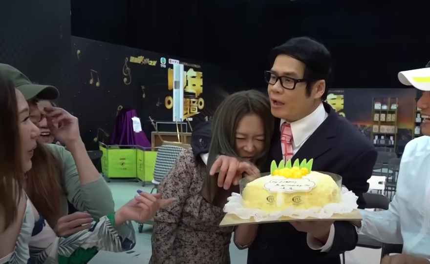 生日的安德尊一見到宋芝齡就立即攬實(TVB娛樂新聞台截圖)