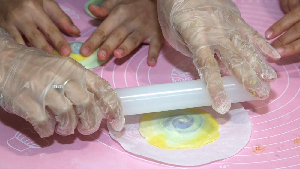 將麵糰切面(平面)向下,用麵棍擀成圓片狀,中央保留少少厚度(過程切勿上下反轉麵糰)。壓扁。