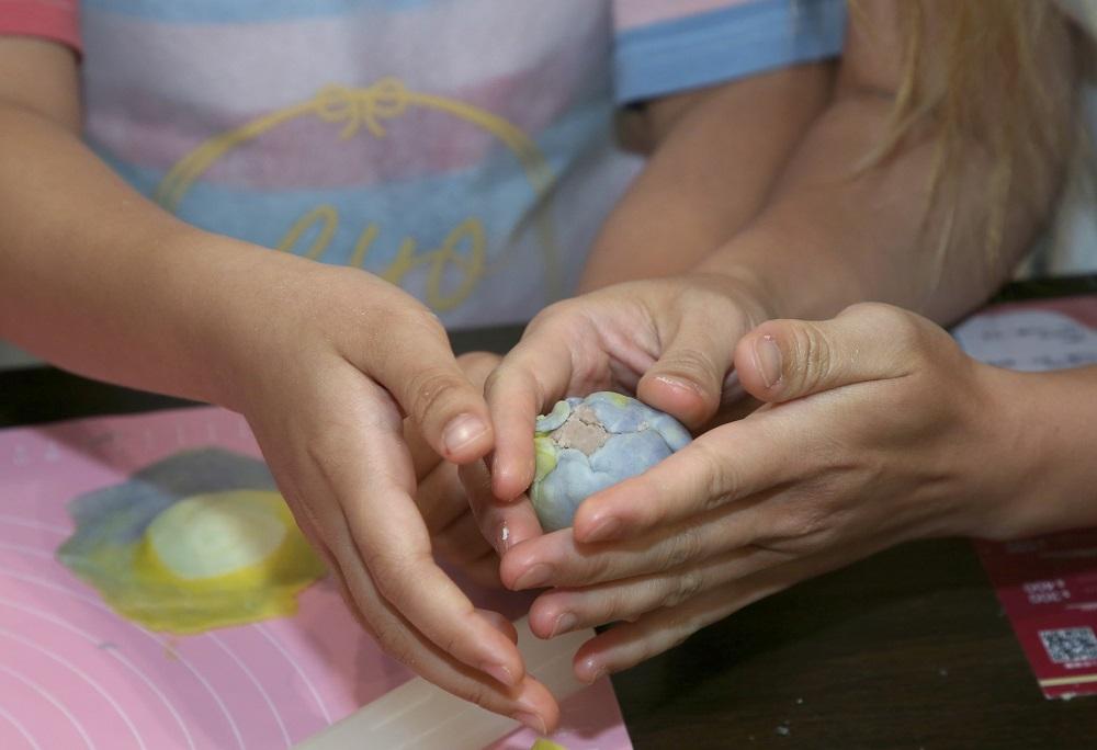 將線條分明的一面向外,再包入芋頭餡。