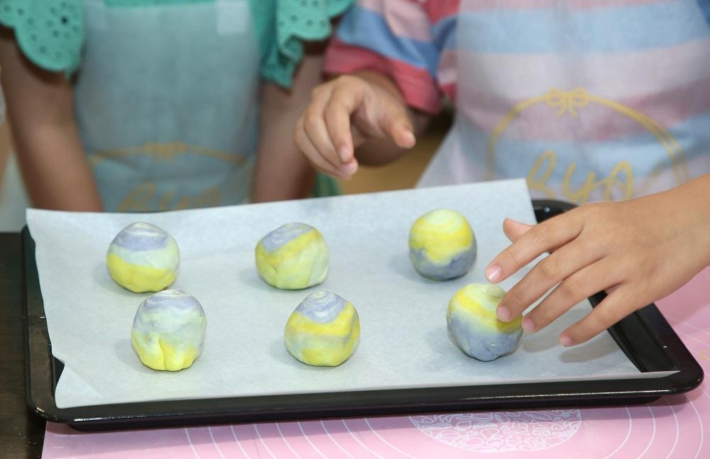 將線條分明的一面向外,再包入芋頭餡。