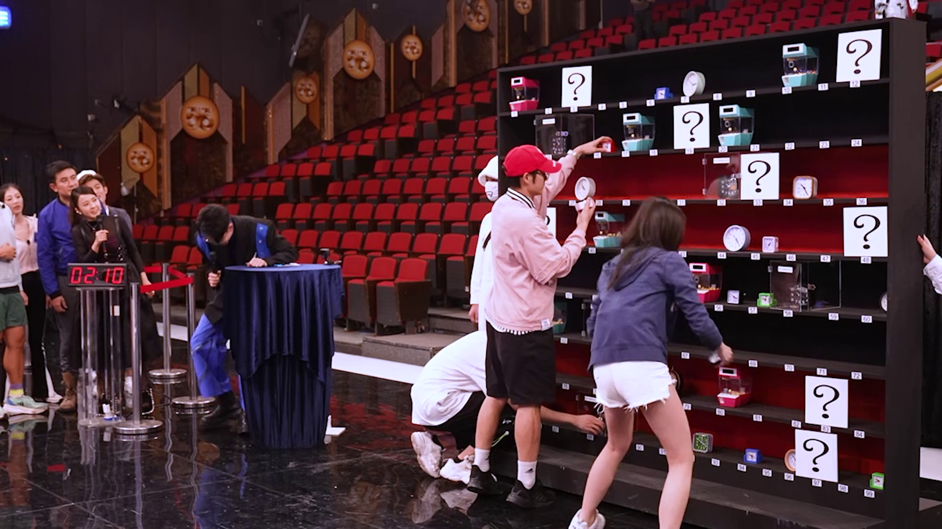 不只「搵鐘」那麼簡單,當中有10個鬧鐘需要解謎。