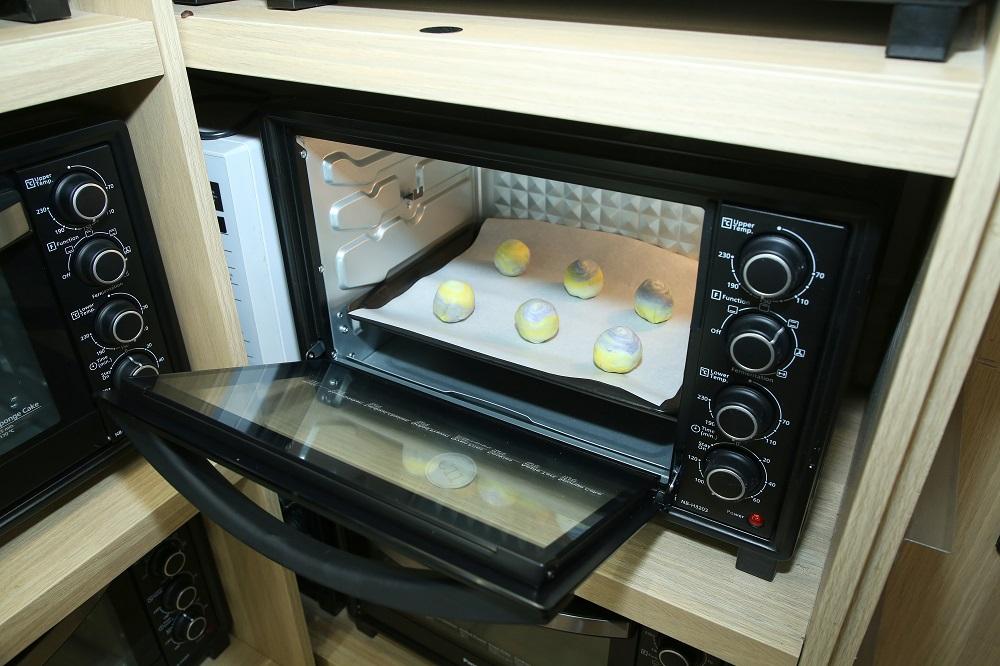 放入已預熱10分鐘,達160度的焗爐底層。計時16分鐘,確保焗爐設定在160度上下火模式。