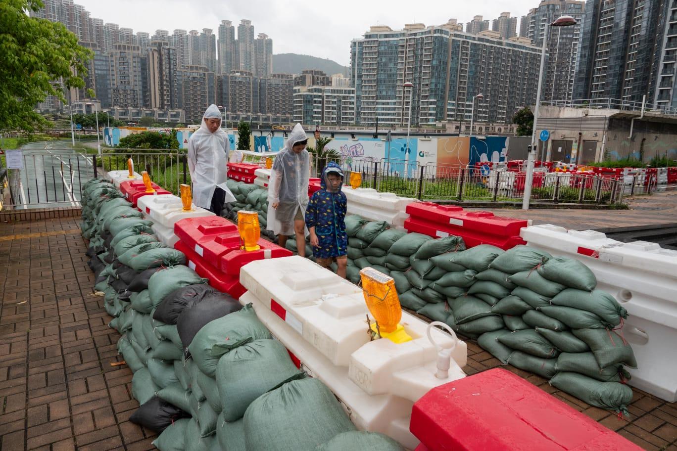 有道路堆起多個沙包。(陳奕釗攝)