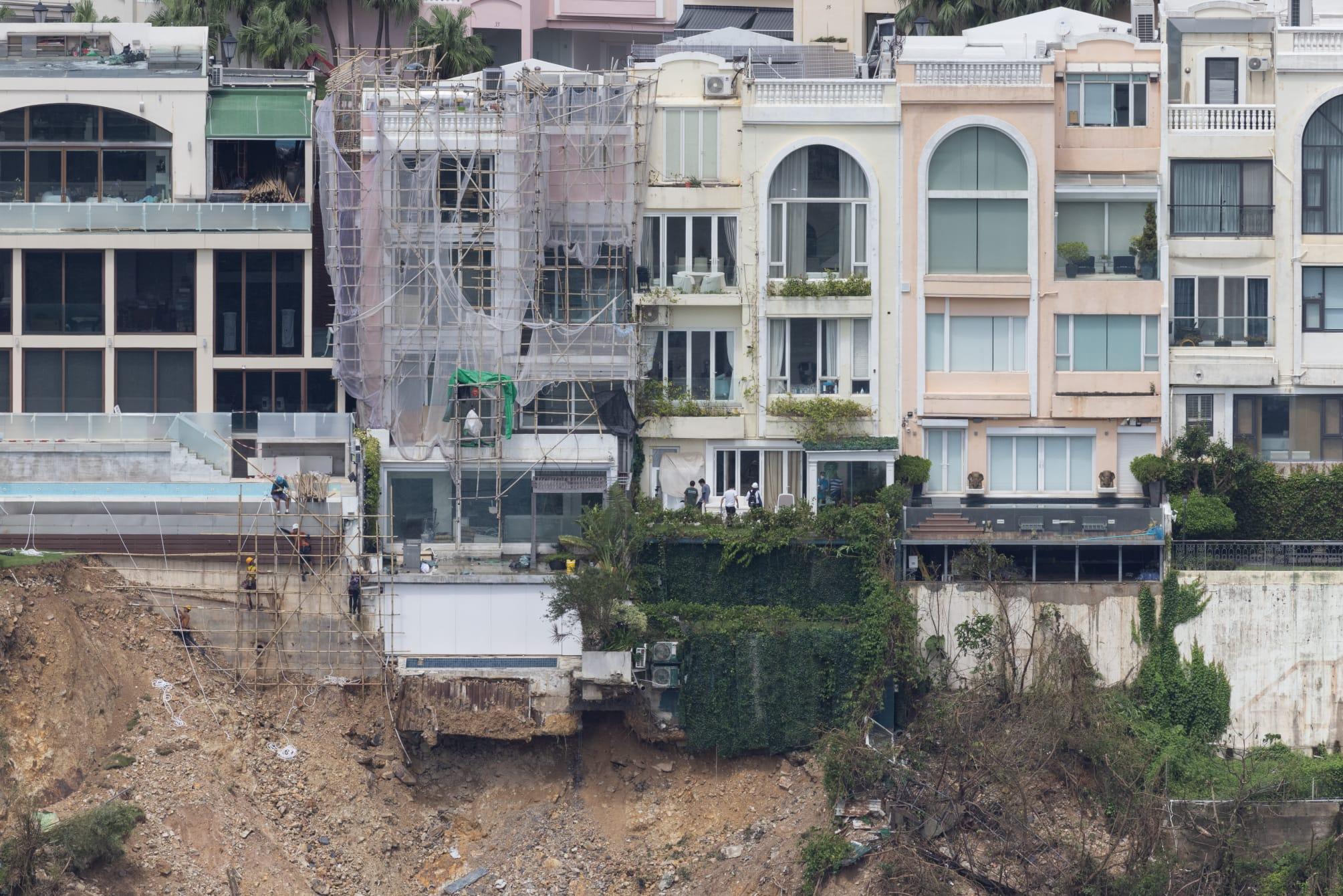 大潭紅山半島3間獨立屋涉嫌僭建或佔用官地,當局人員入屋內視察。(資料圖片)
