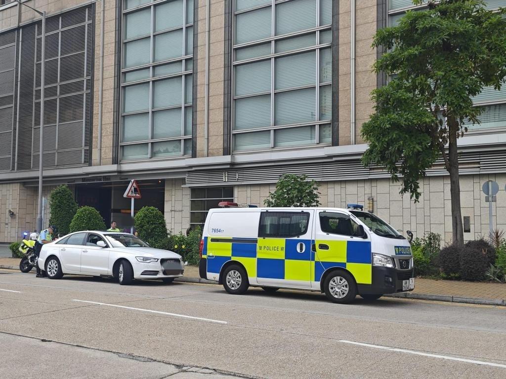 白牌車|警僑裝乘客打擊非法載客取酬拘6司機