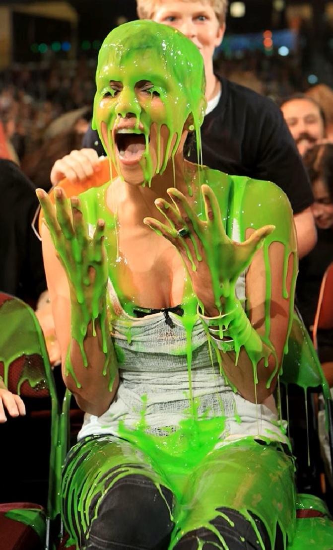 荷爾被鬼口水射滿全身,成為她其中一張經典照。