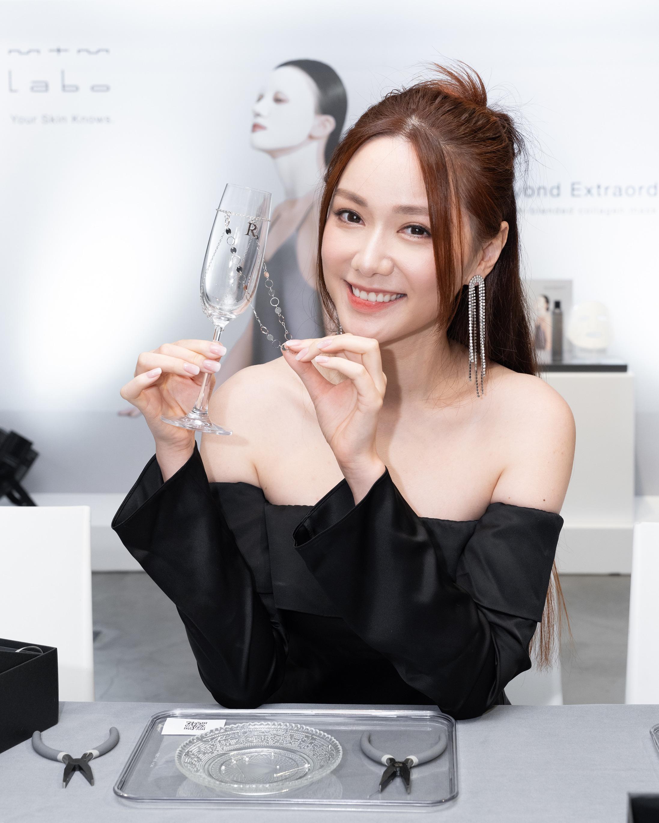 湯洛雯在活動中製作專屬香檳杯掛飾。