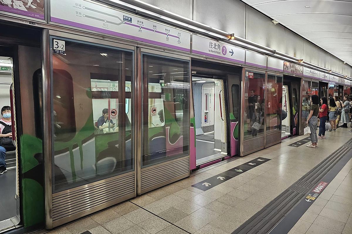 港鐵一列將軍澳綫列車懷疑被人塗鴉。(網民陳駿發@FB群組「香港鐵路動態追蹤組HKRG《mtr group》」)