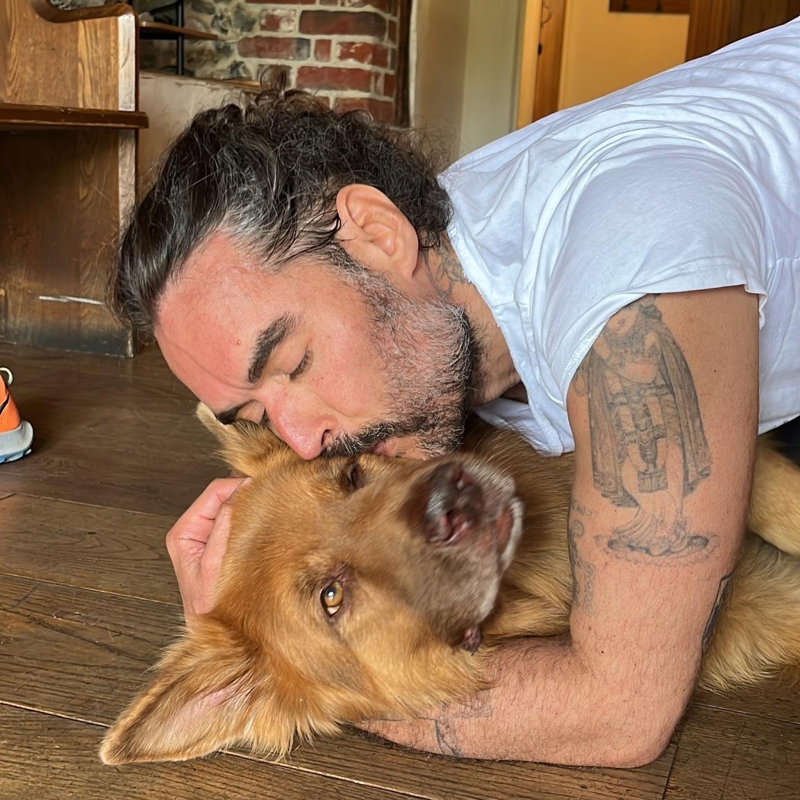 Russell Brand於《尼羅河謀殺案》中飾演Linus Windlesham