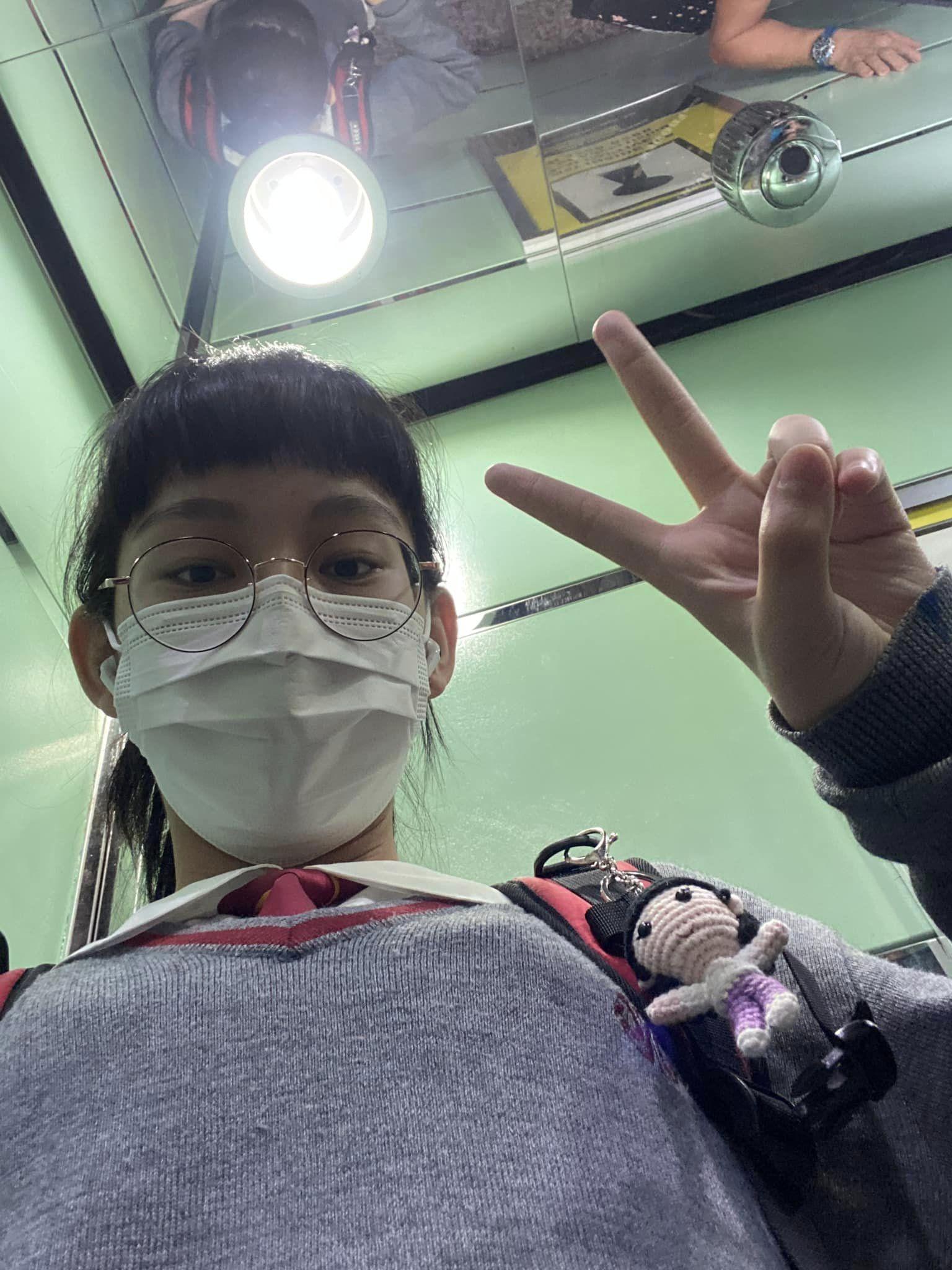 炎明熹已脫離中學生涯,正式成為大學生。