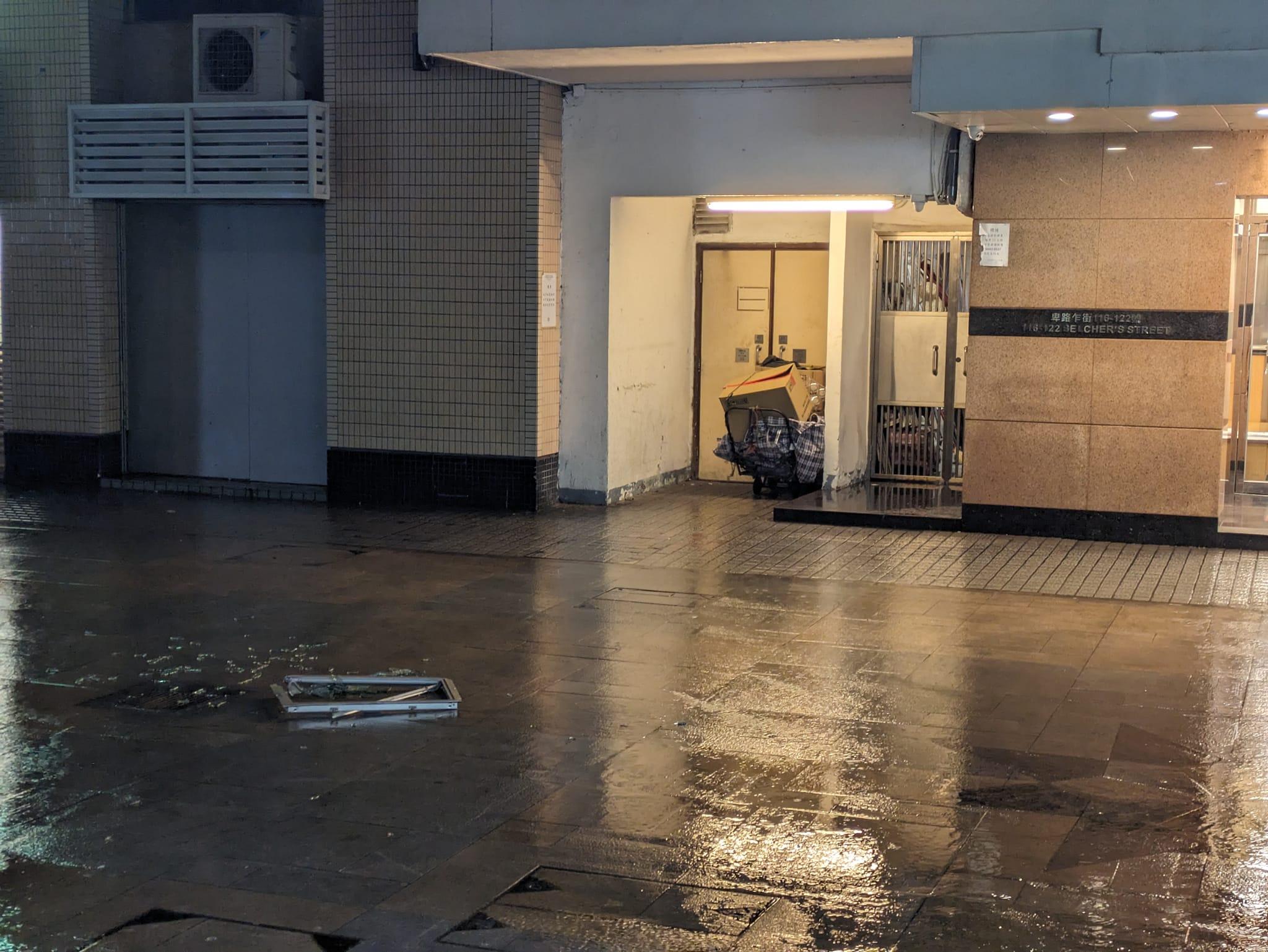 西環有大廈的鋁窗被吹跌。(網上圖片)