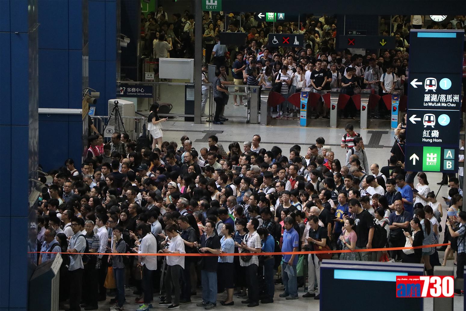 山竹颱風回顧|打風後翌日不少人在大圍趕返工。(資料圖片)