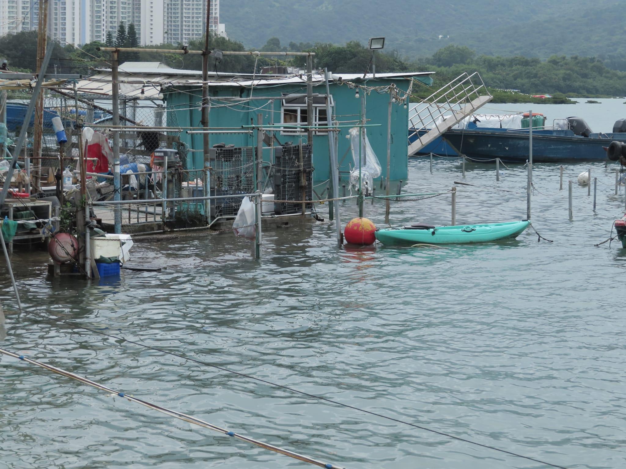 颱風蘇拉︱東涌馬灣涌村水浸貼近民居(fb「香港突發事故報料區」圖片)