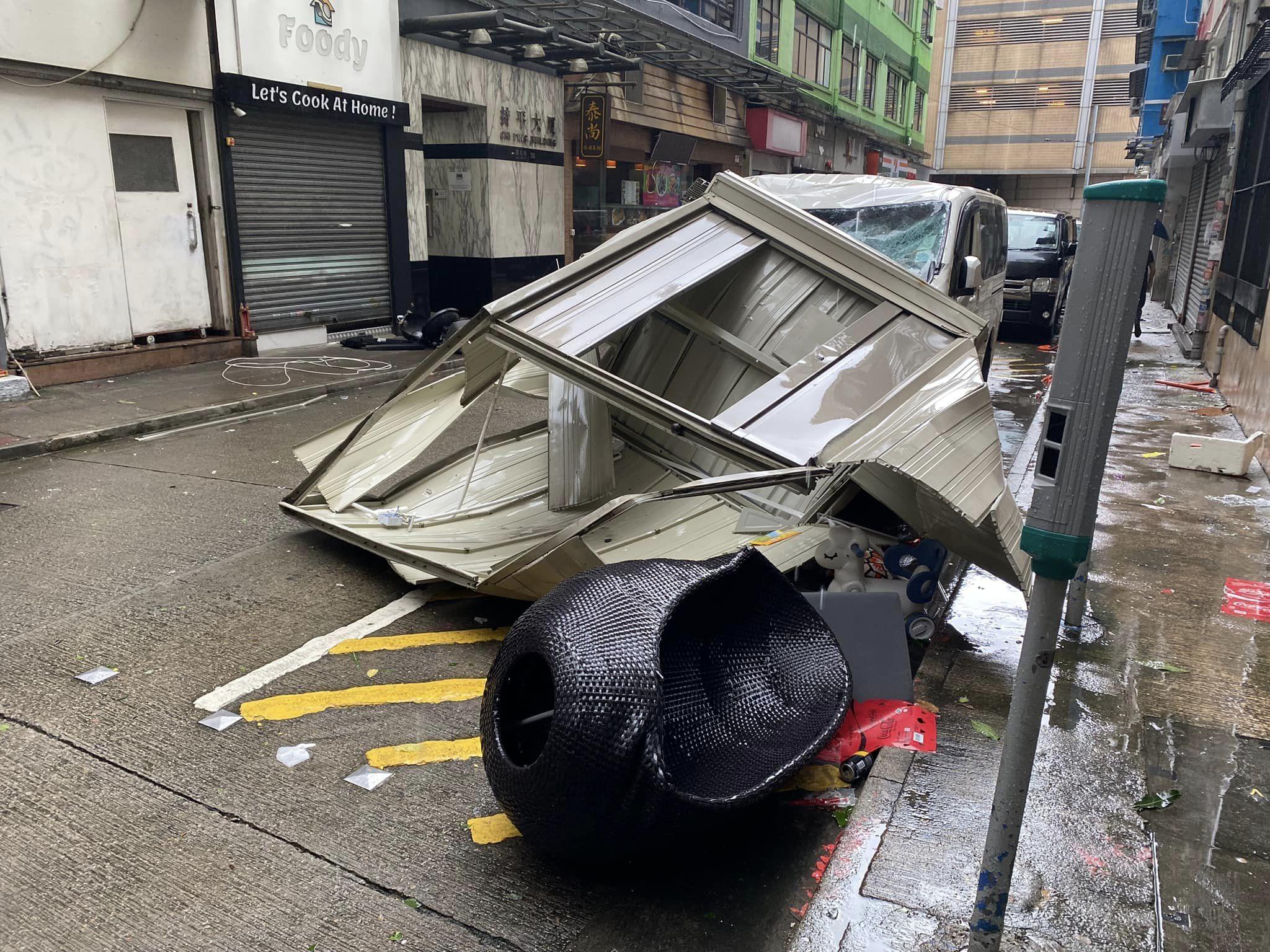 有汽車被路旁吹翻雜物破壞。(馬路的事討論區)