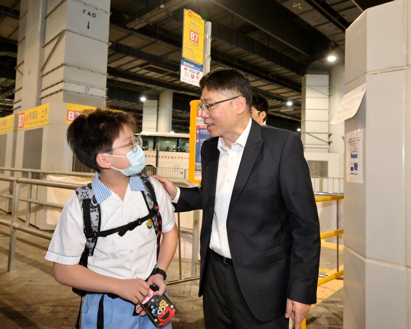 林世雄到香園圍邊境管制站公共運輸交匯處視察(運輸及房屋局Facebook圖片)