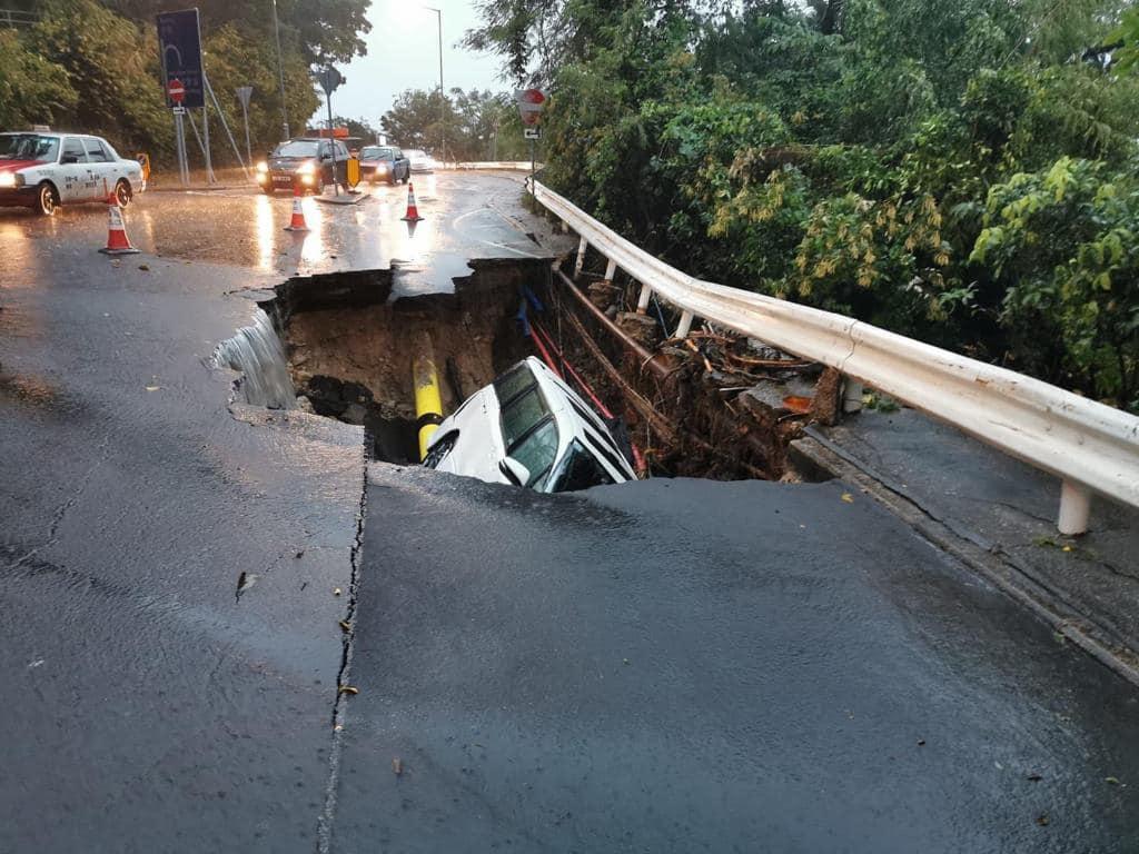 黑雨|淺水灣道路陷 私家車墮坑壓煤氣喉管上