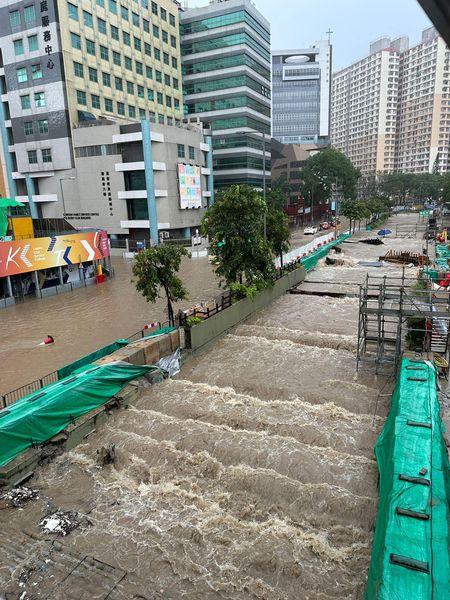 觀塘多處水浸(fb「車cam L(香港群組)」圖片)