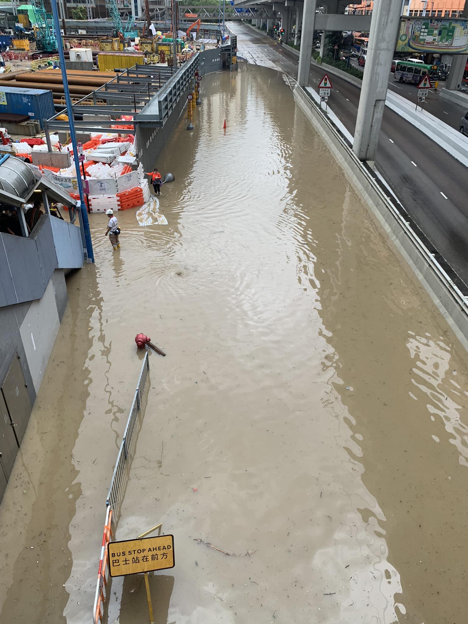 觀塘多處水浸(fb「馬路的事 (即時交通資訊台)」圖片)