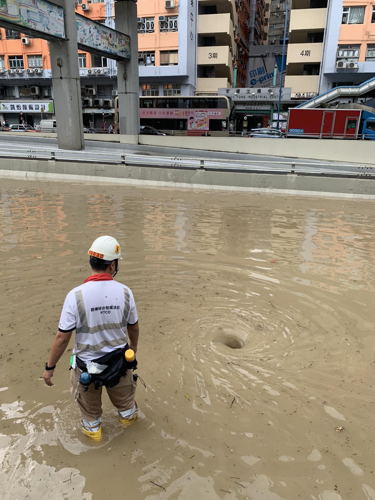 觀塘多處水浸(fb「馬路的事 (即時交通資訊台)」圖片)