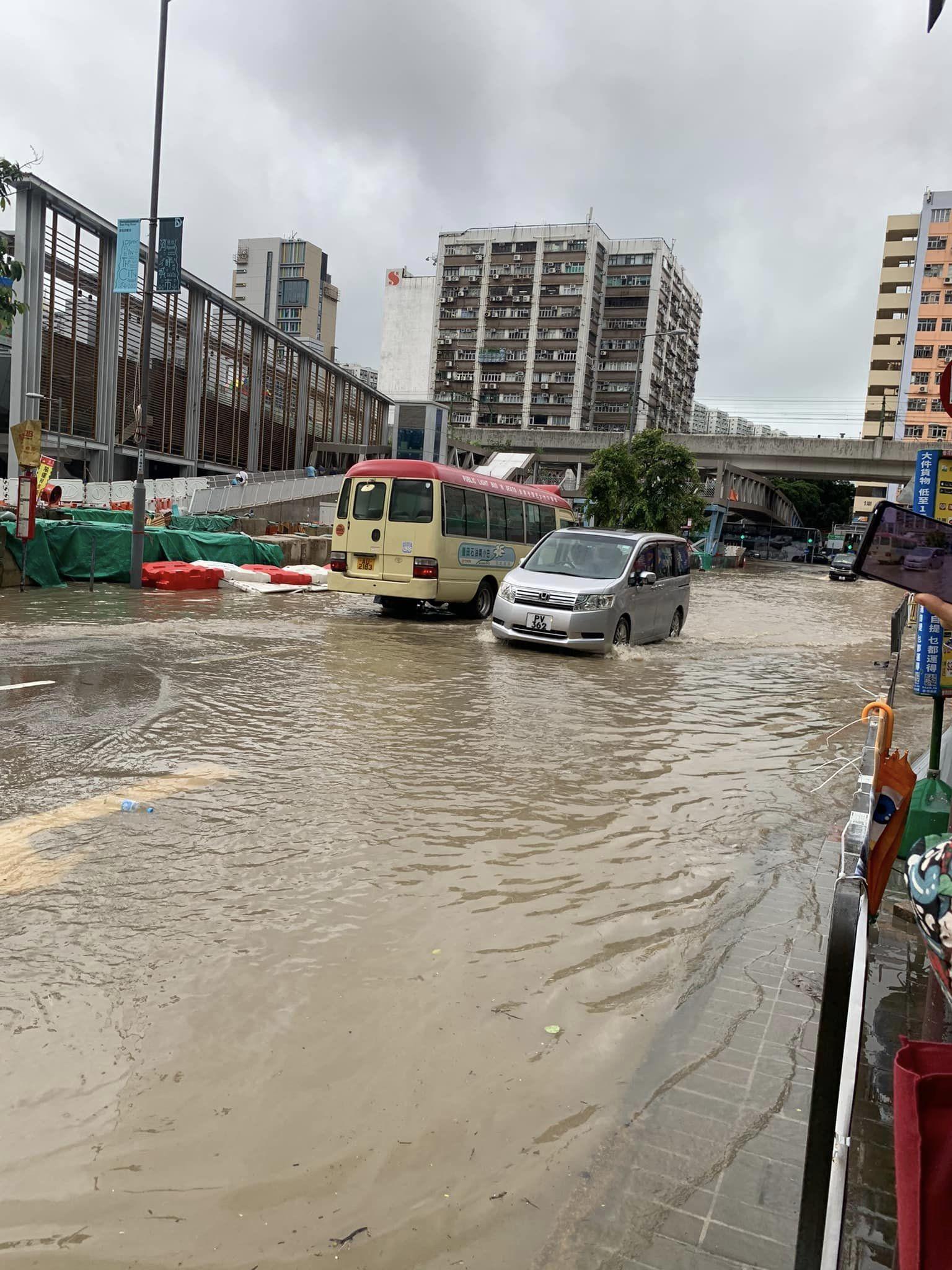 觀塘多處水浸(fb「馬路的事 (即時交通資訊台)」圖片)