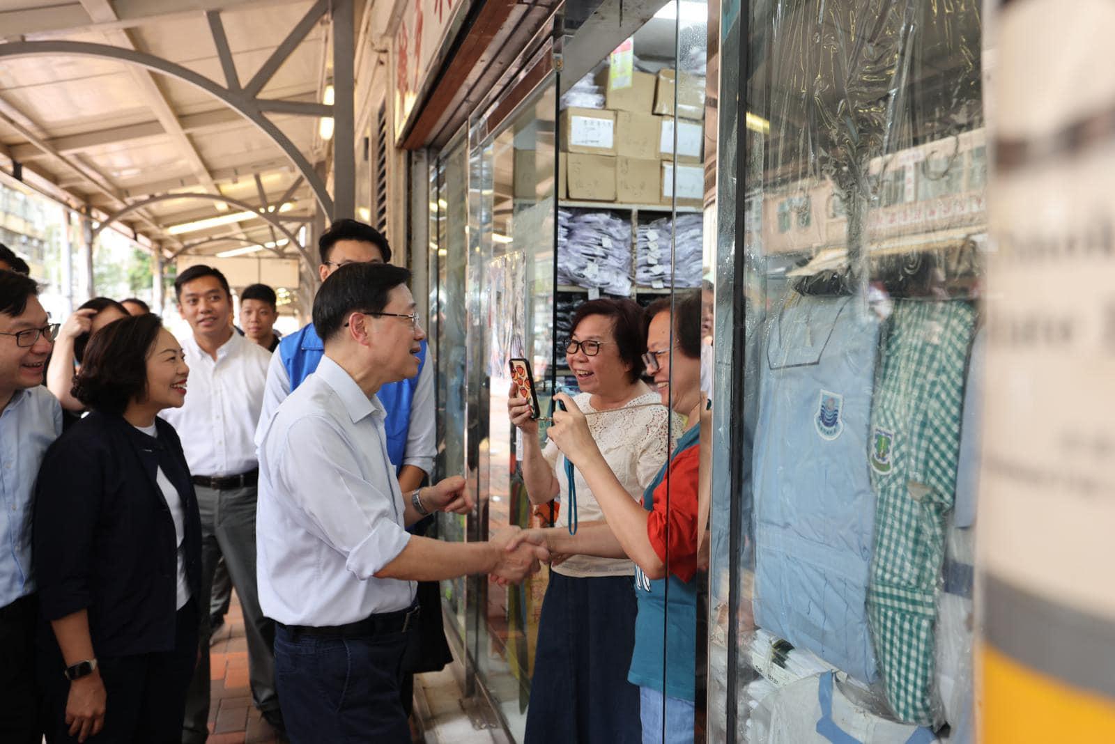 施政報告2023|李家超落區家訪荃灣福來邨住戶 指「心」入社區聆聽聲音(李家超fb)