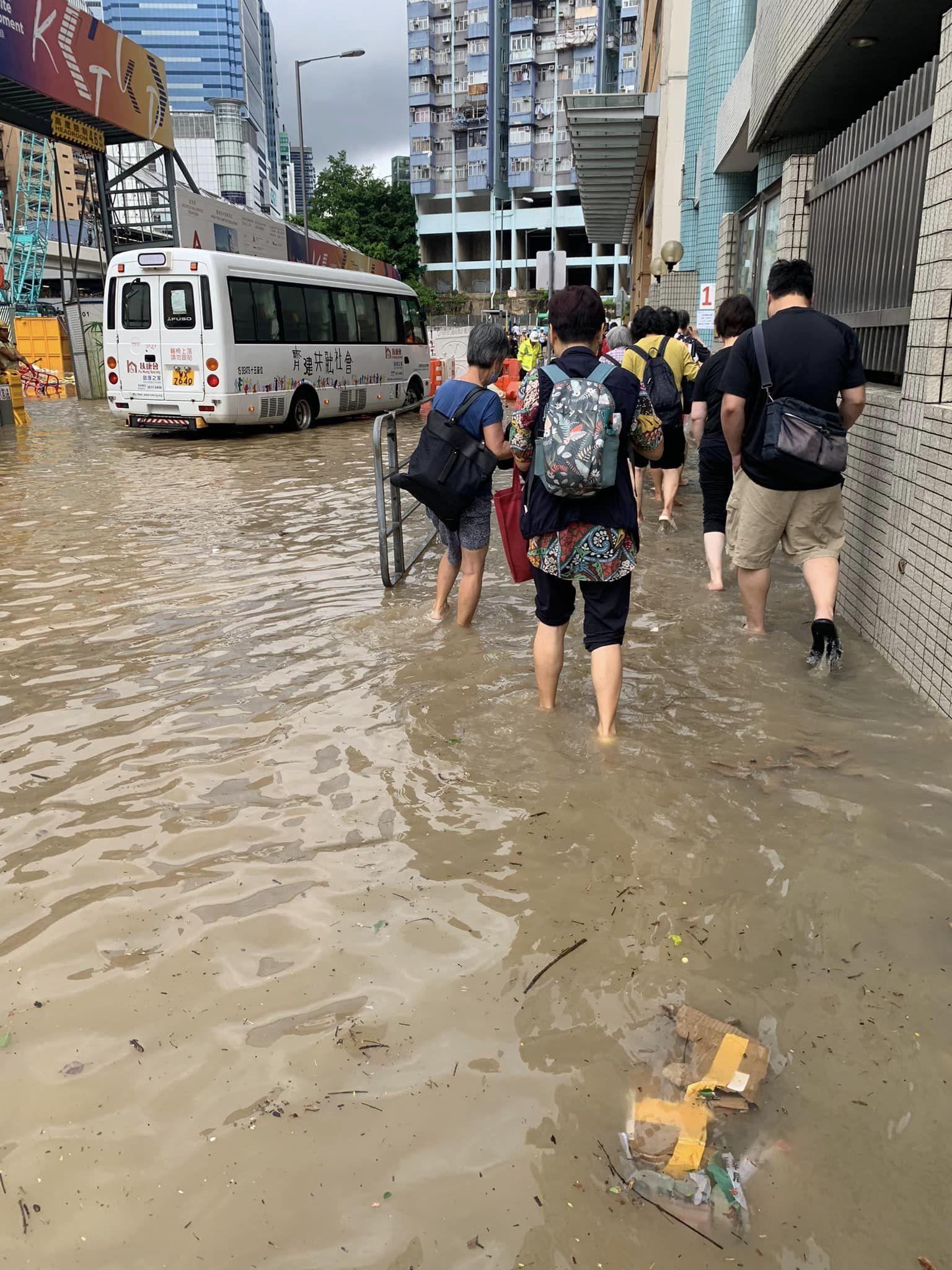 觀塘多處水浸(fb「馬路的事 (即時交通資訊台)」圖片)