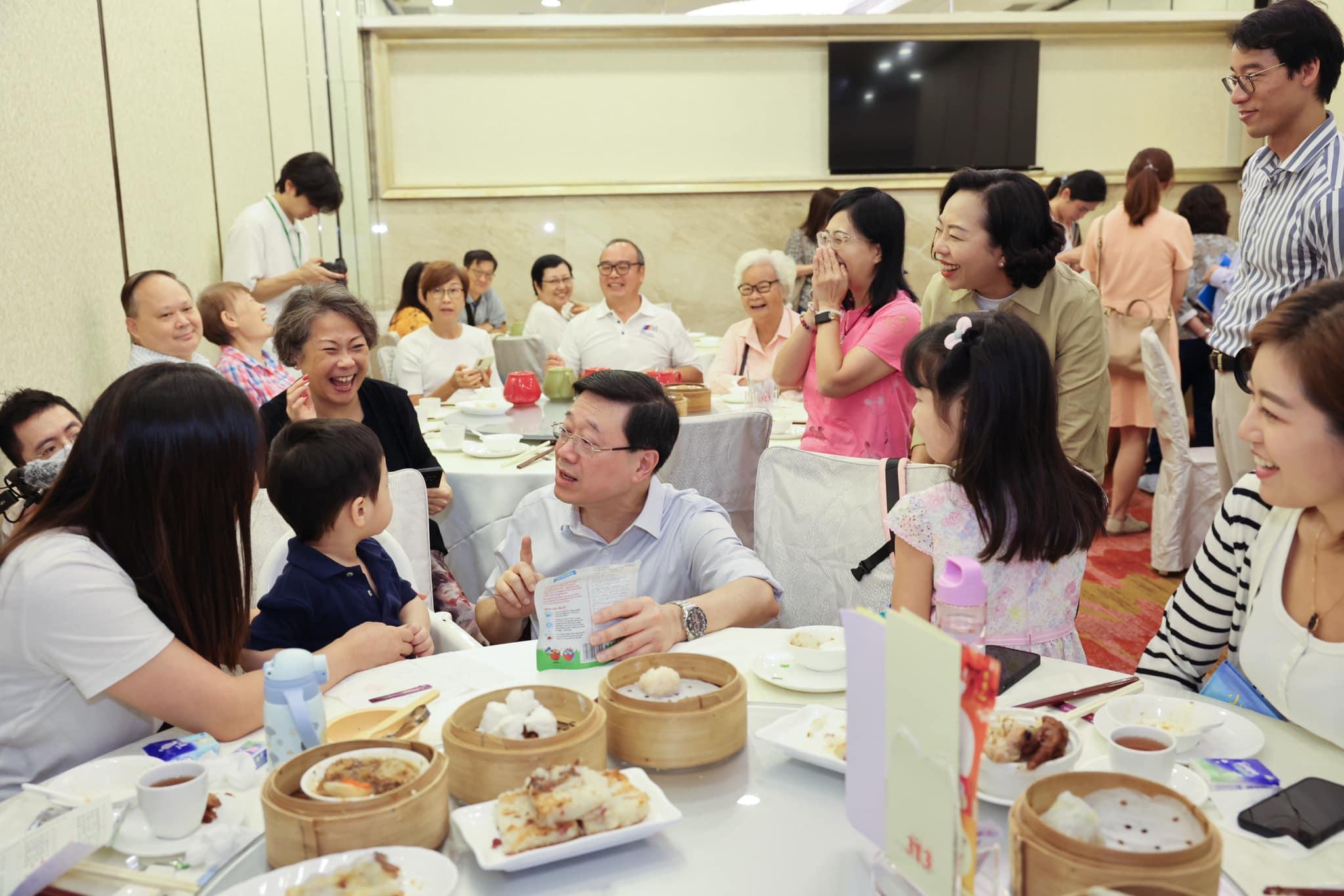 施政報告2023|李家超元朗新街視察衞生黑點 指衞生及阻街問題得到妥善解決 (@fb 李家超 John KC Lee)