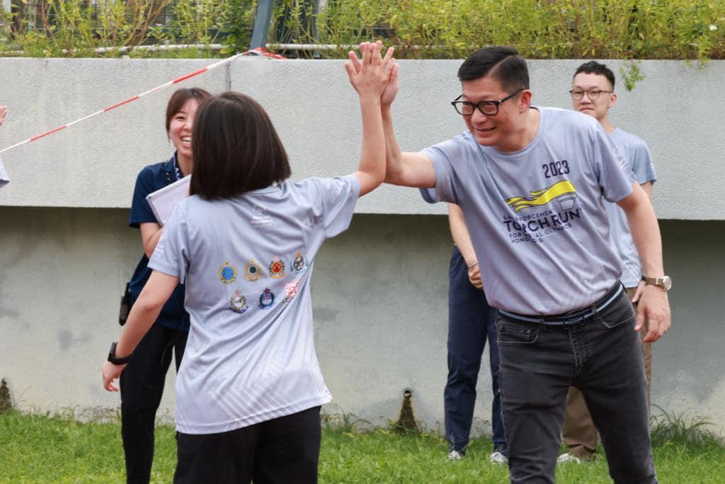 鄧炳強手持火炬接力跑 為「特奥」運動員打氣|Ray Online(鄧炳強Fb圖片)