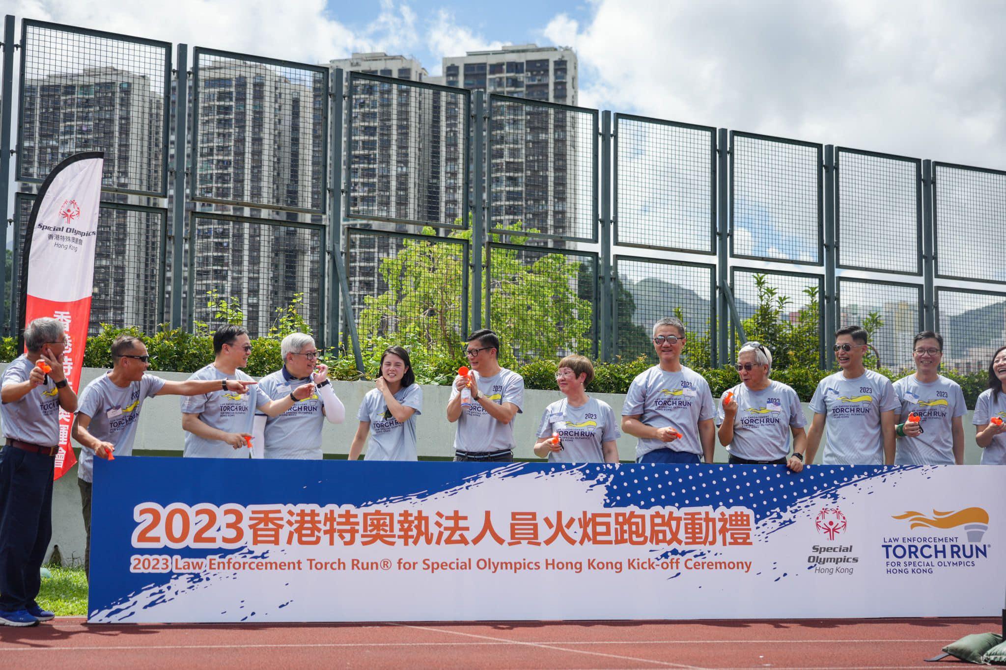 鄧炳強手持火炬接力跑 為「特奥」運動員打氣|Ray Online(鄧炳強Fb圖片)