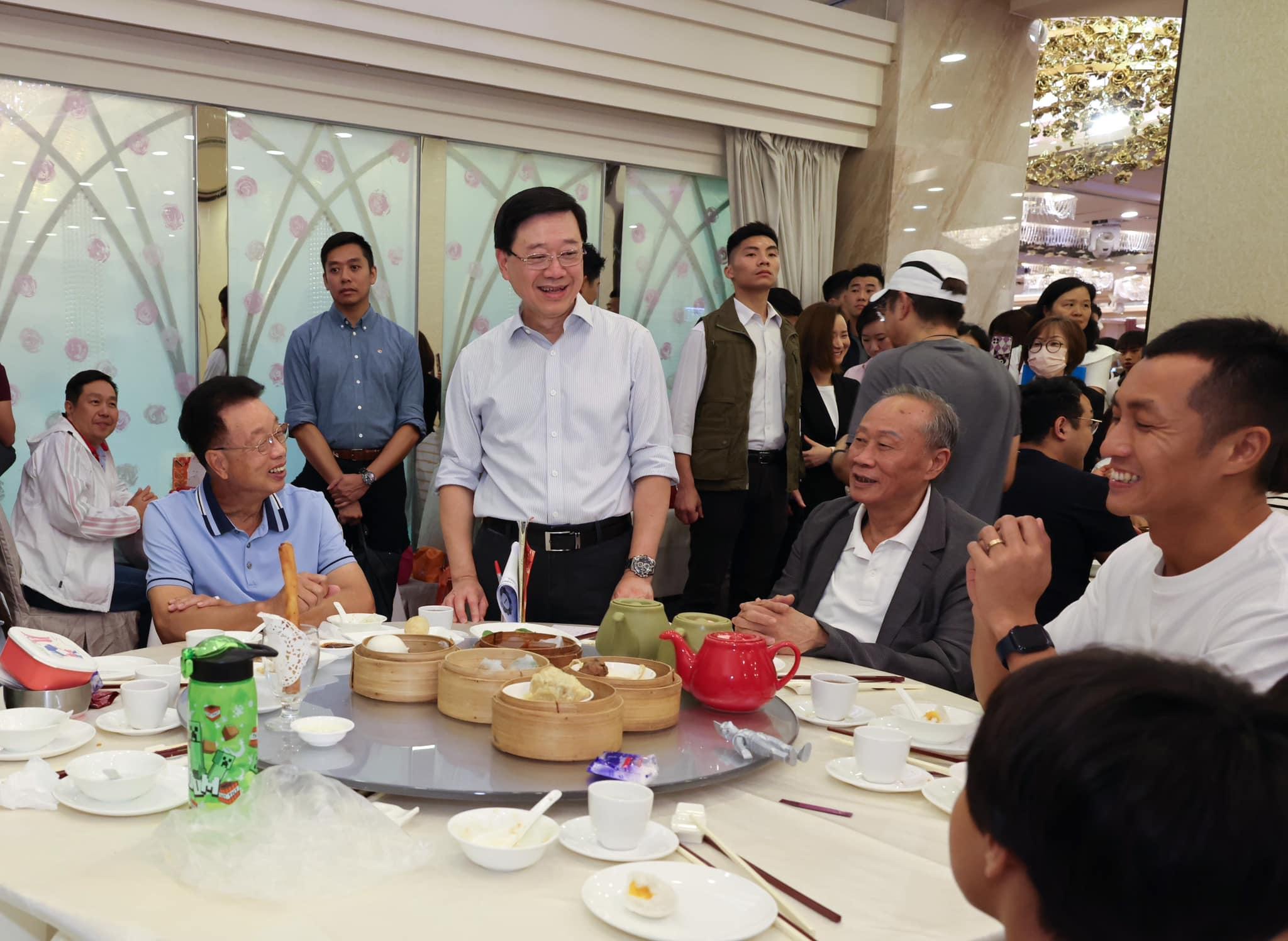 施政報告2023|李家超元朗新街視察衞生黑點 指衞生及阻街問題得到妥善解決 (@fb 李家超 John KC Lee)