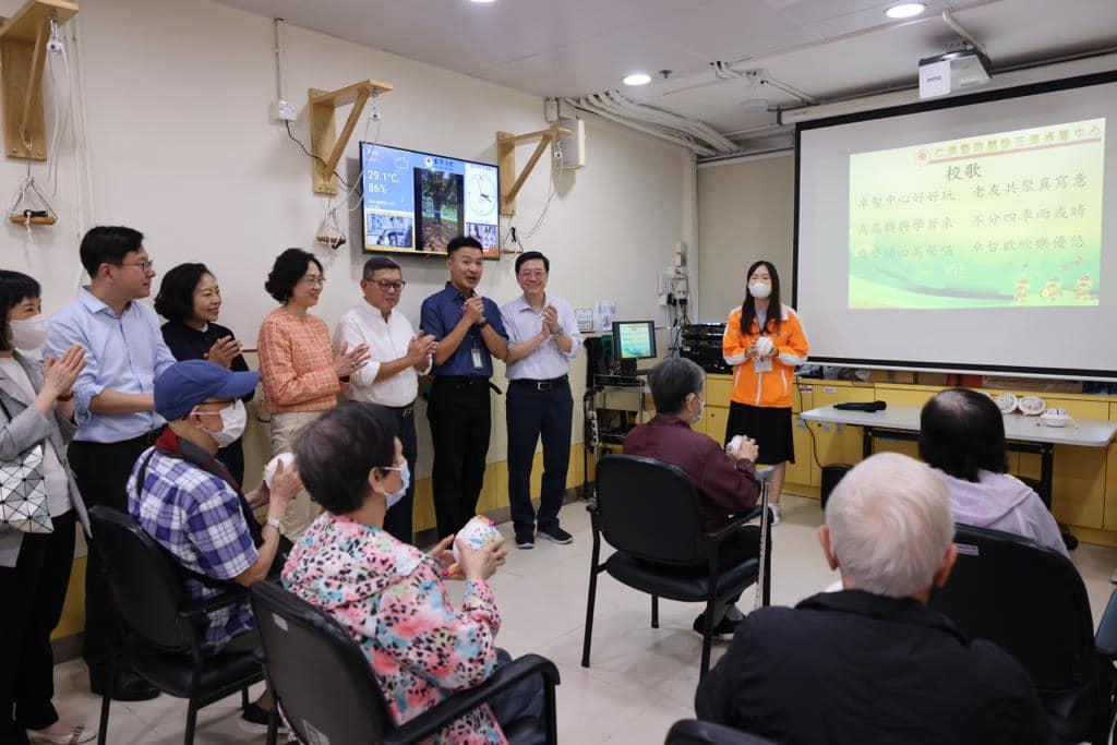 施政報告2023|李家超落區家訪荃灣福來邨住戶 指「心」入社區聆聽聲音(李家超fb)