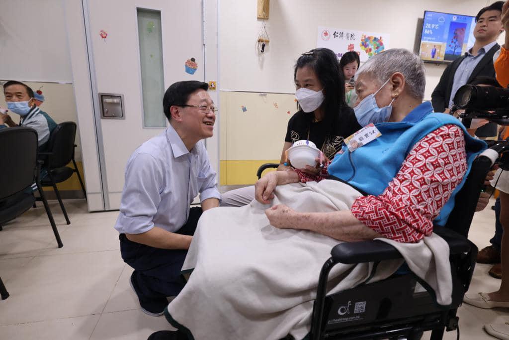 施政報告2023|李家超落區家訪荃灣福來邨住戶 指「心」入社區聆聽聲音(李家超fb)